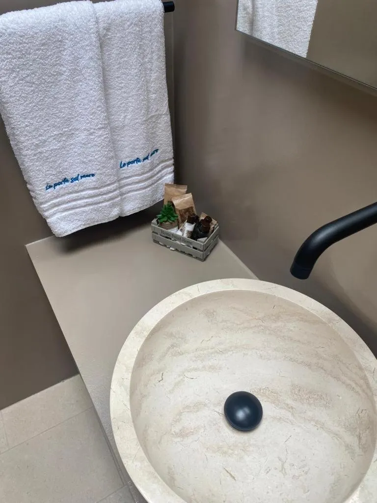 towels, Bathroom in B&B La Porta sul Mare a Porto Cesareo