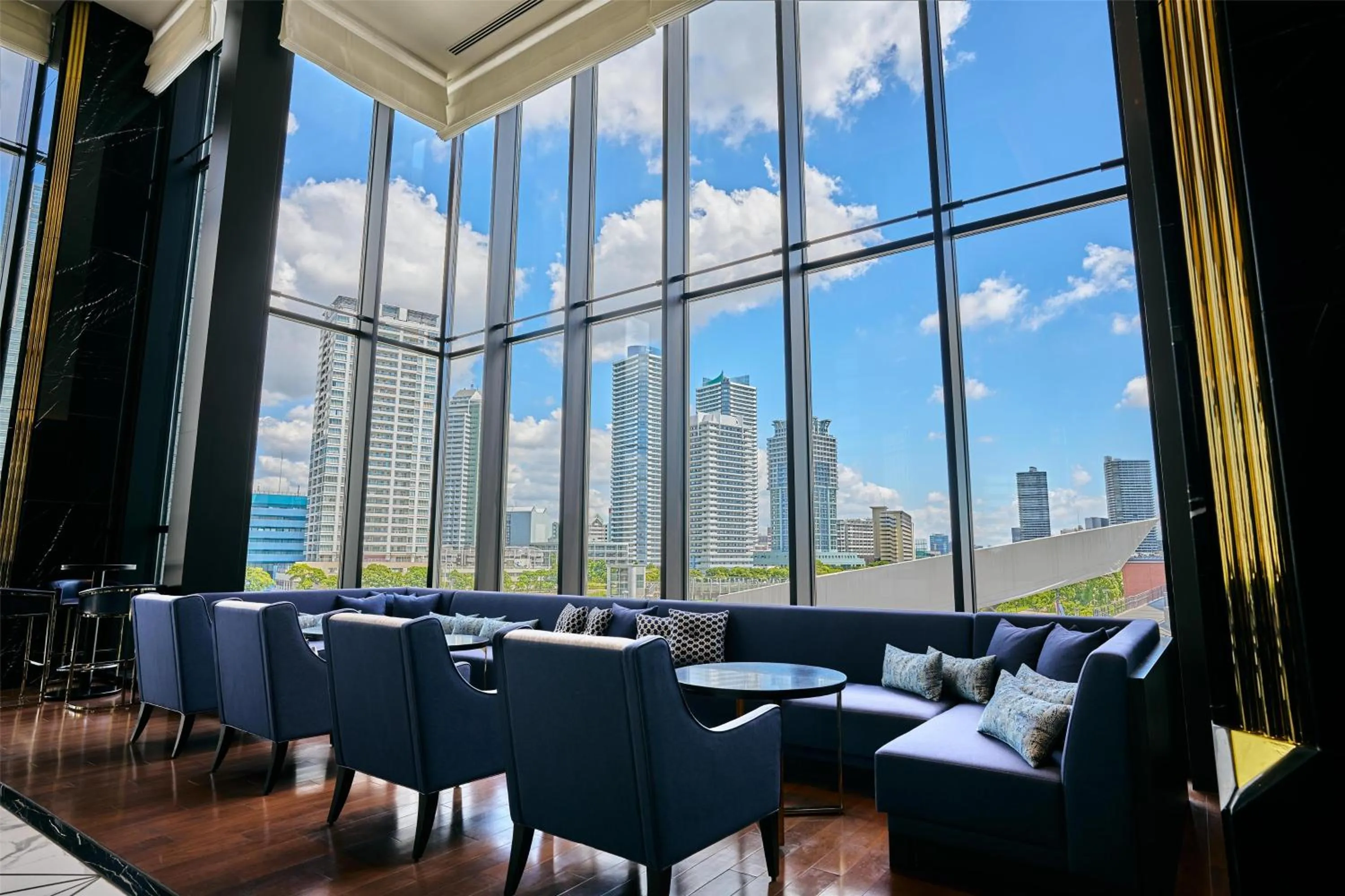 Lounge or bar in Hilton Yokohama