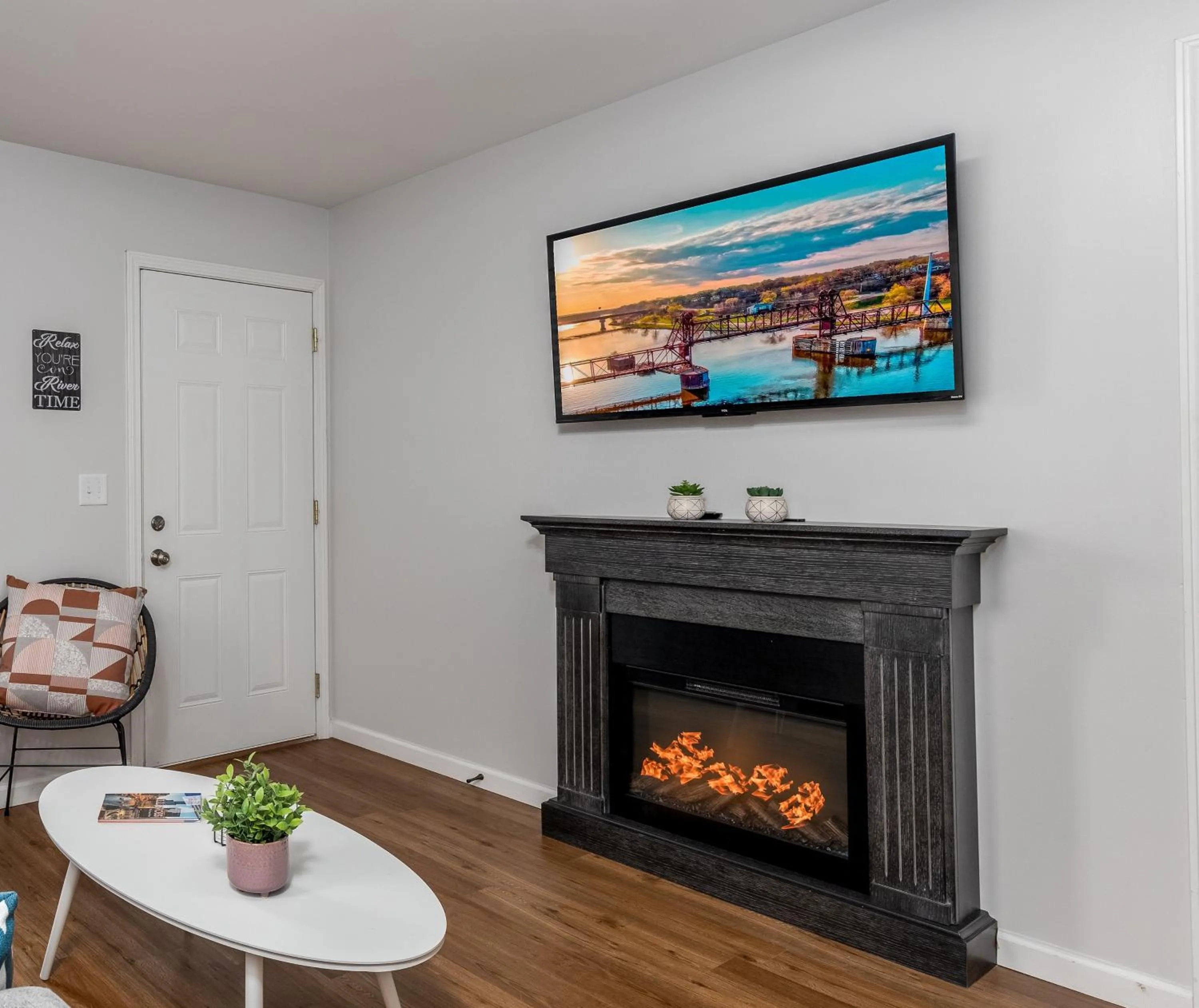 Communal lounge/ TV room in Starved Rock & Ottawa Retreat Amazing Getaway Home