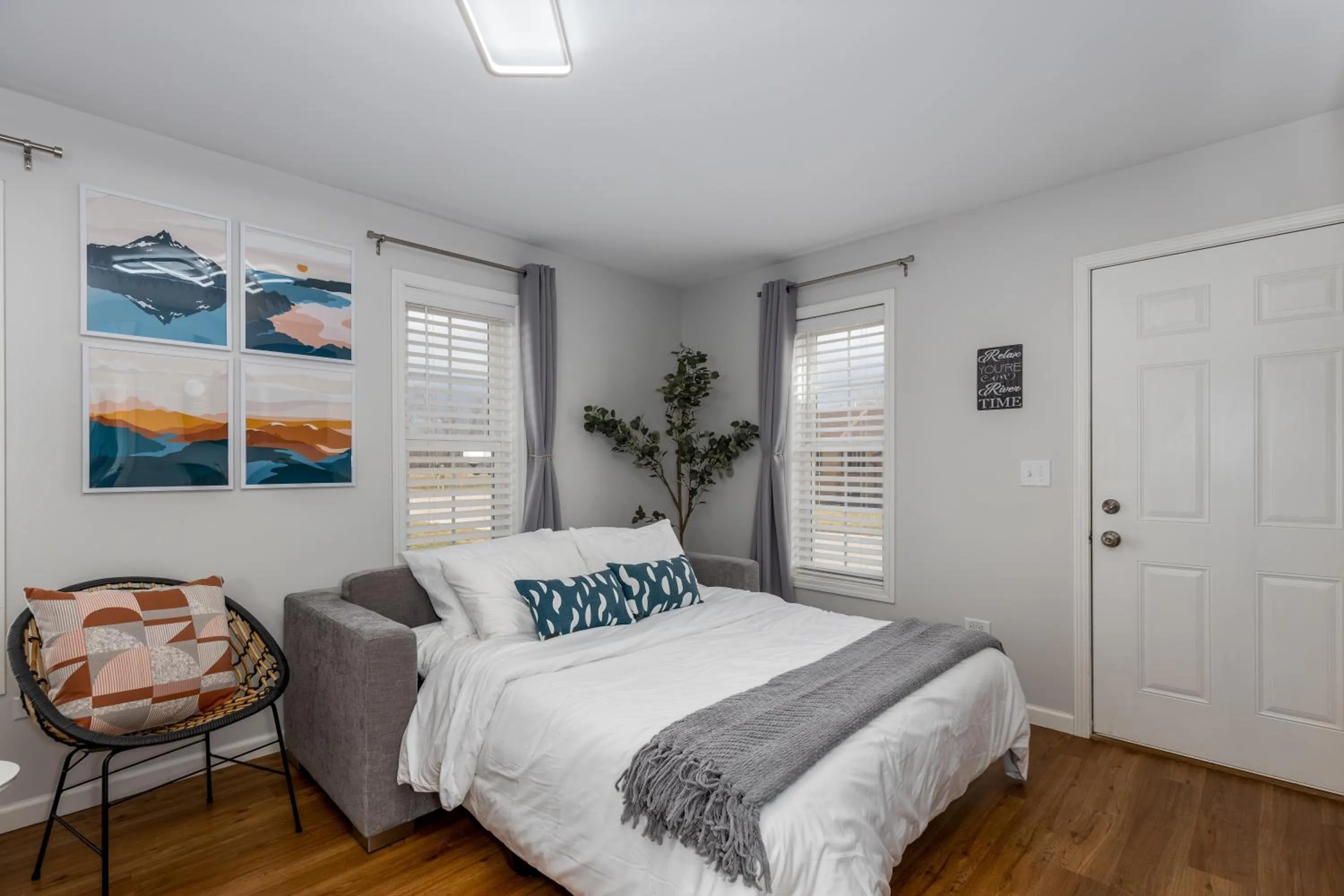 Bed in Starved Rock & Ottawa Retreat Amazing Getaway Home