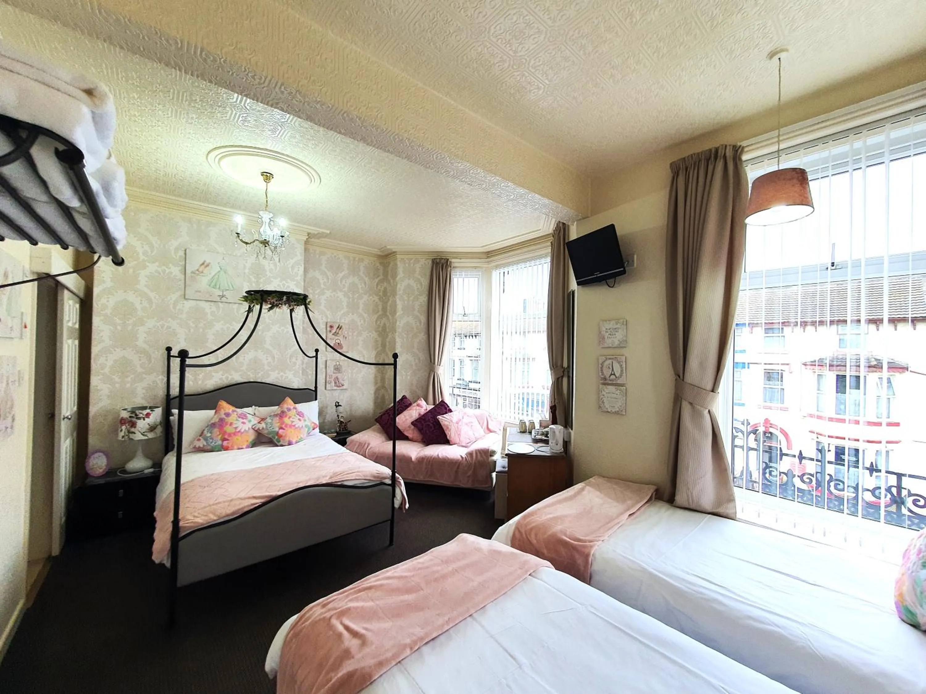 Bedroom, Bed in Windsor House Hotel