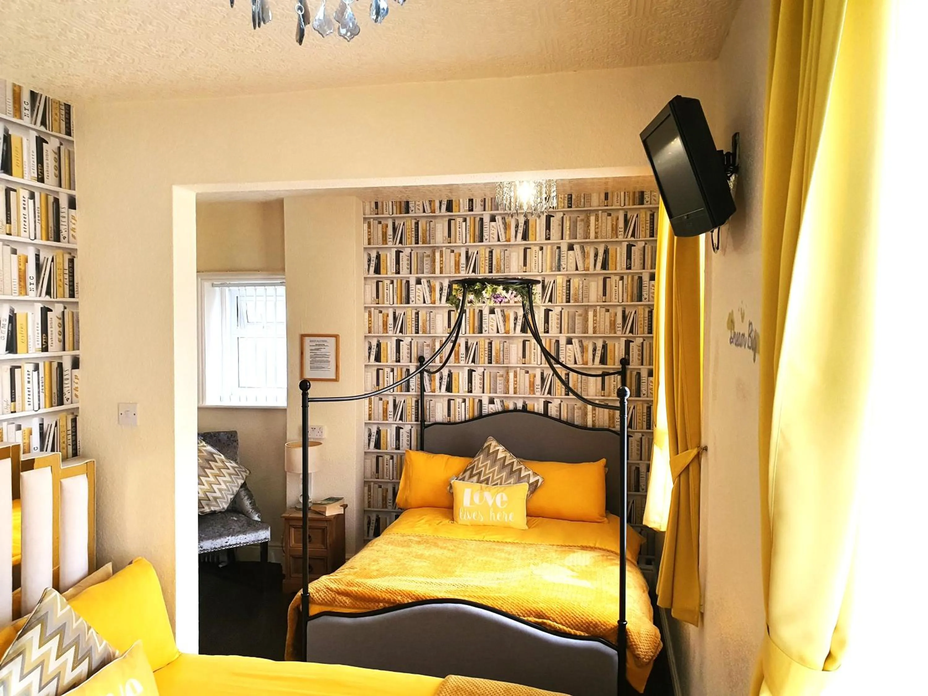 Bedroom, Bed in Windsor House Hotel