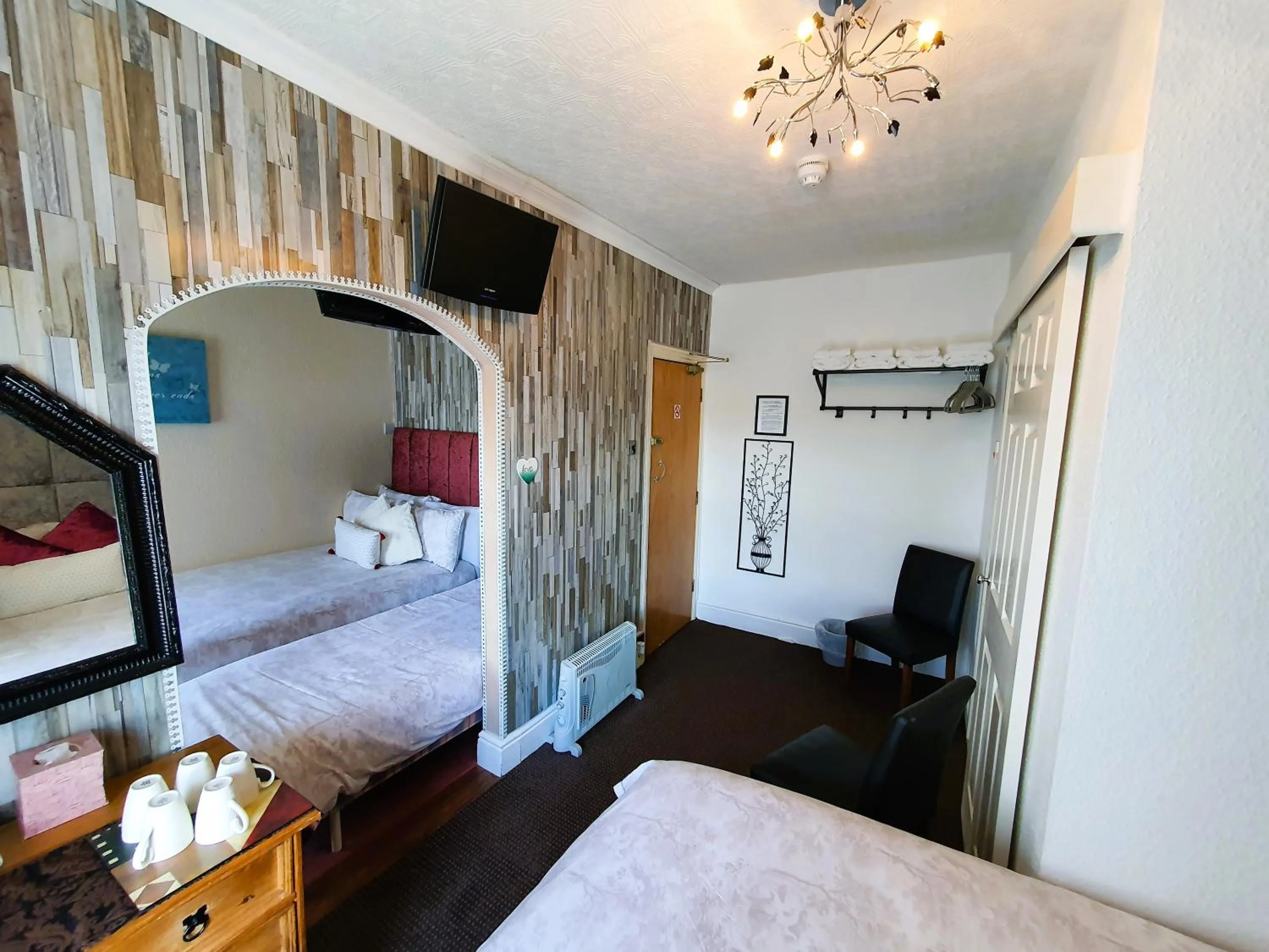 Bedroom, Bed in Windsor House Hotel