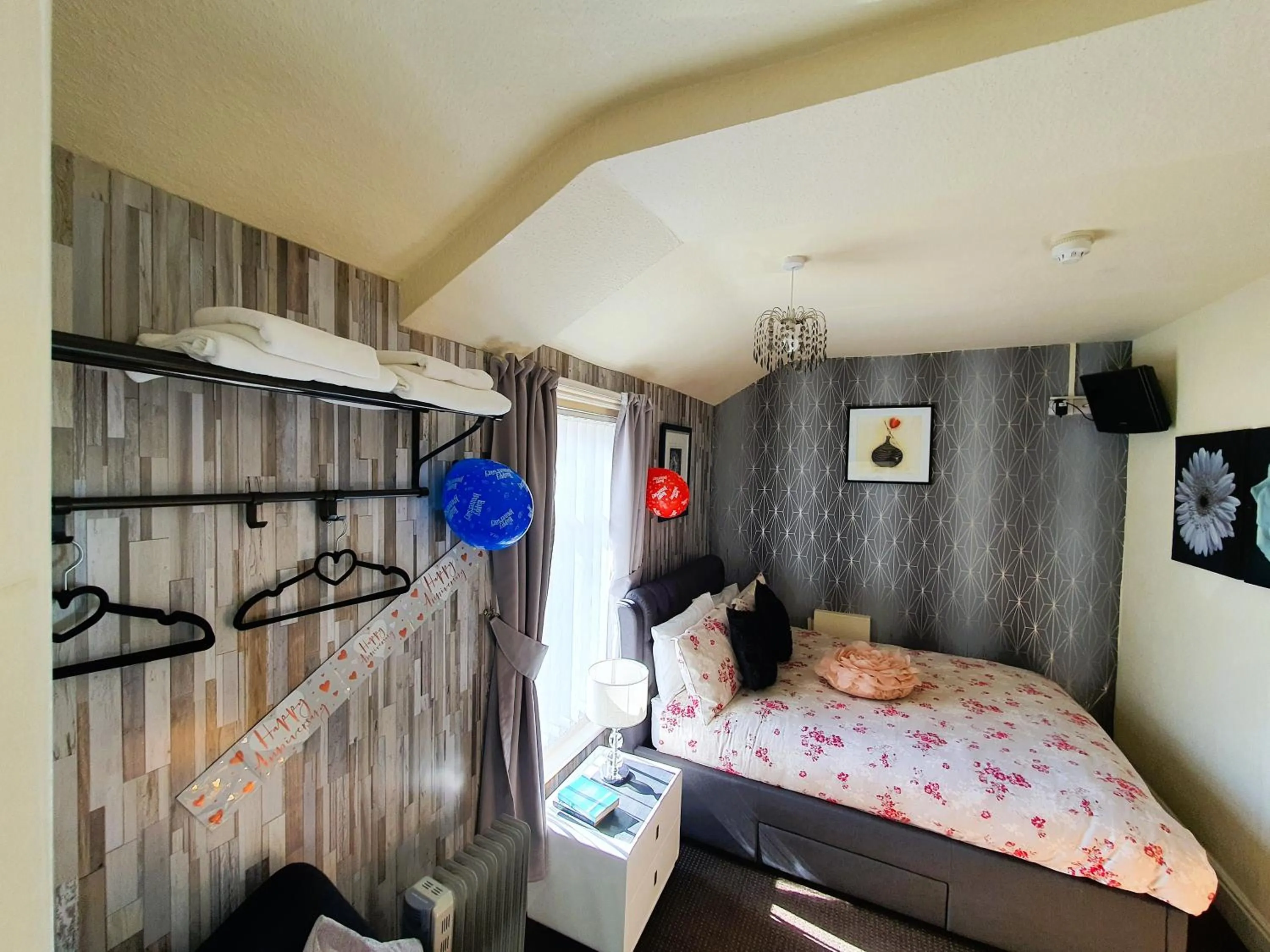 Bedroom, Bed in Windsor House Hotel