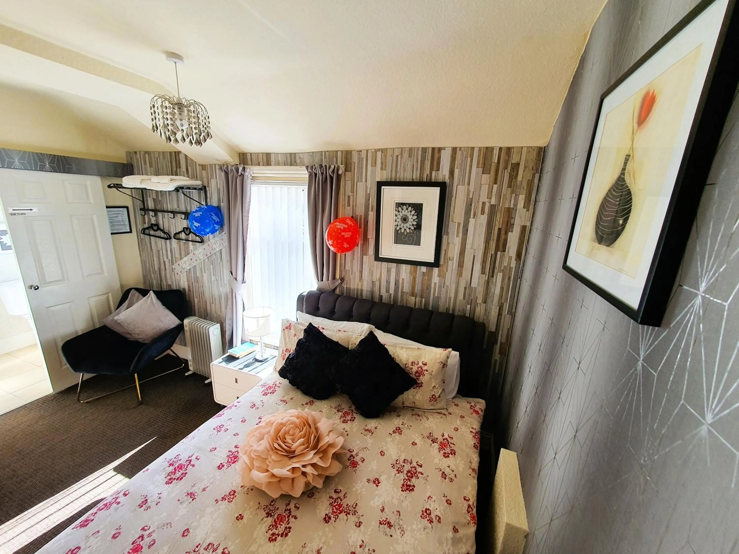 Bedroom, Bed in Windsor House Hotel