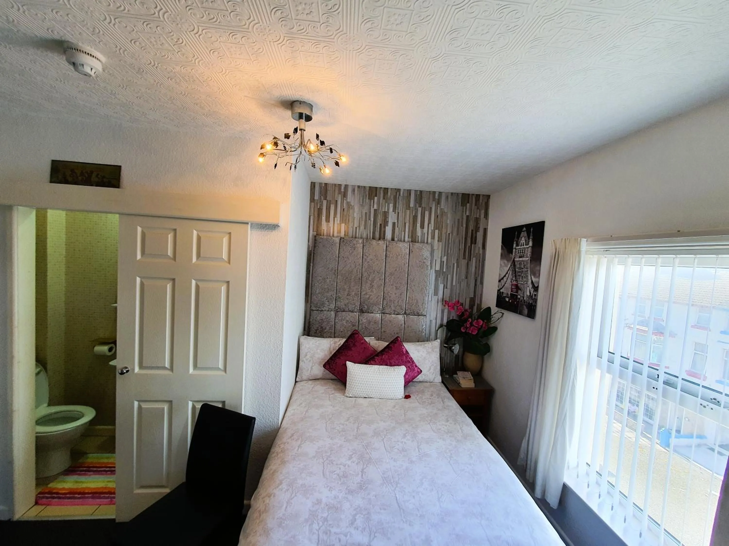 Bedroom, Bed in Windsor House Hotel