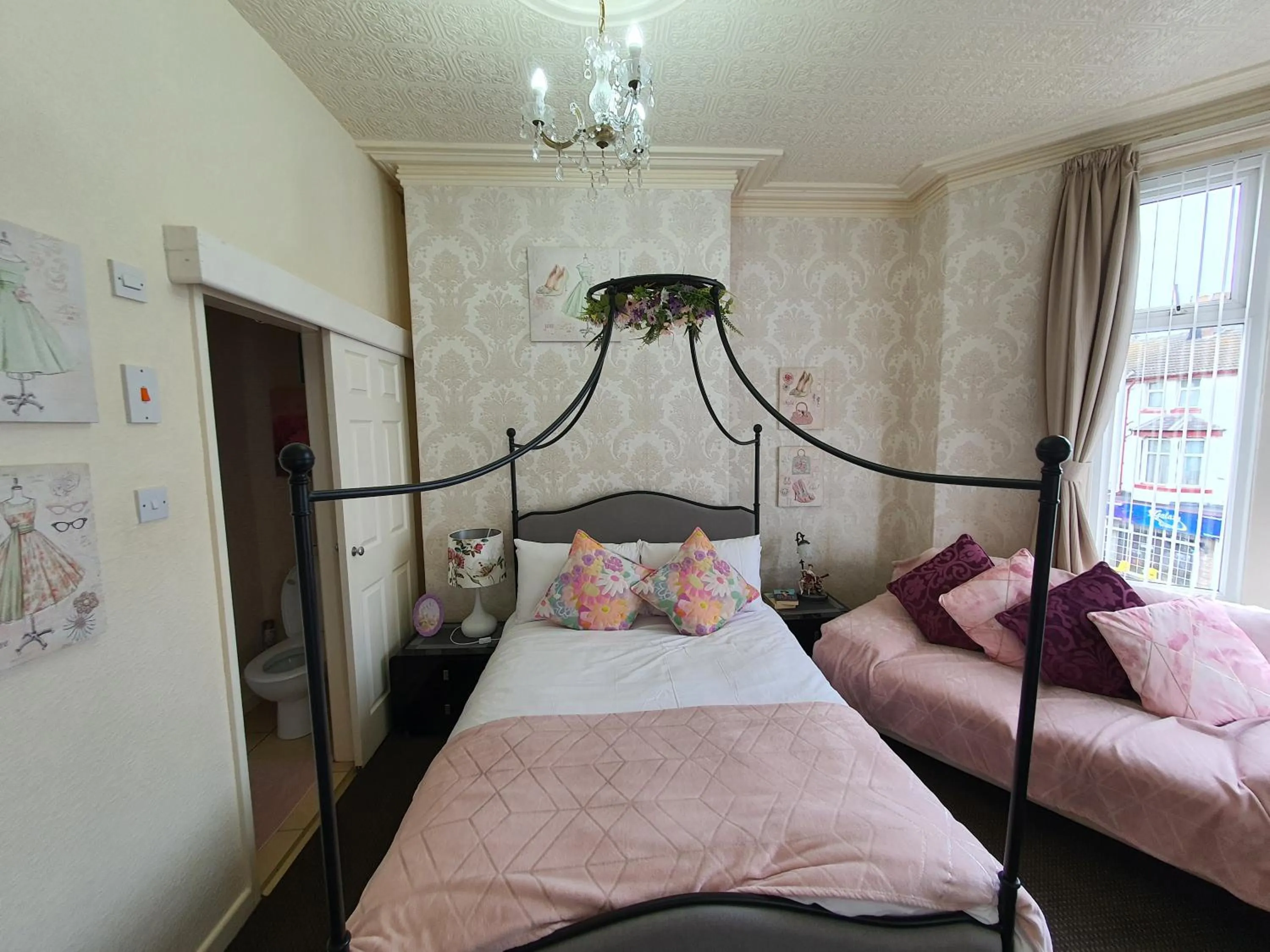 Bedroom, Bed in Windsor House Hotel