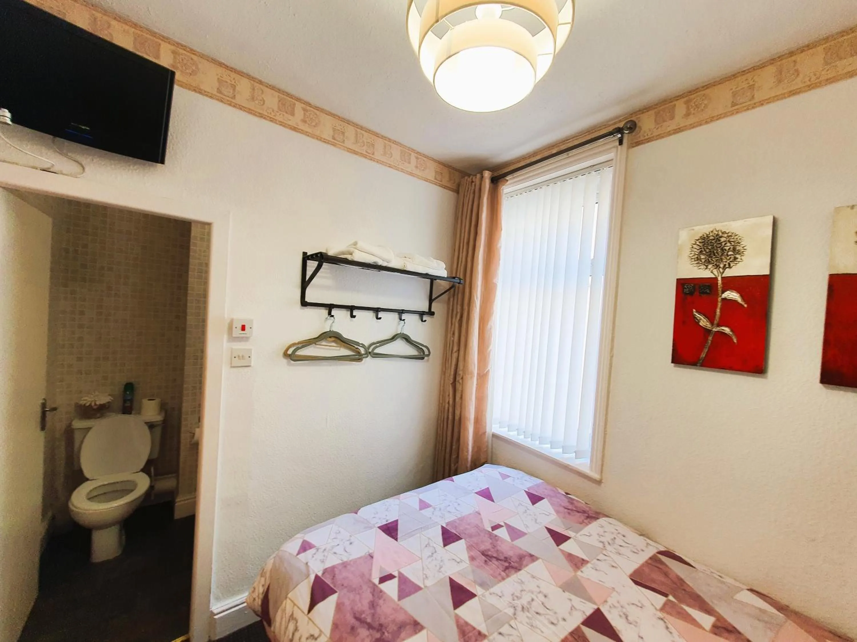 Bedroom, Bed in Windsor House Hotel