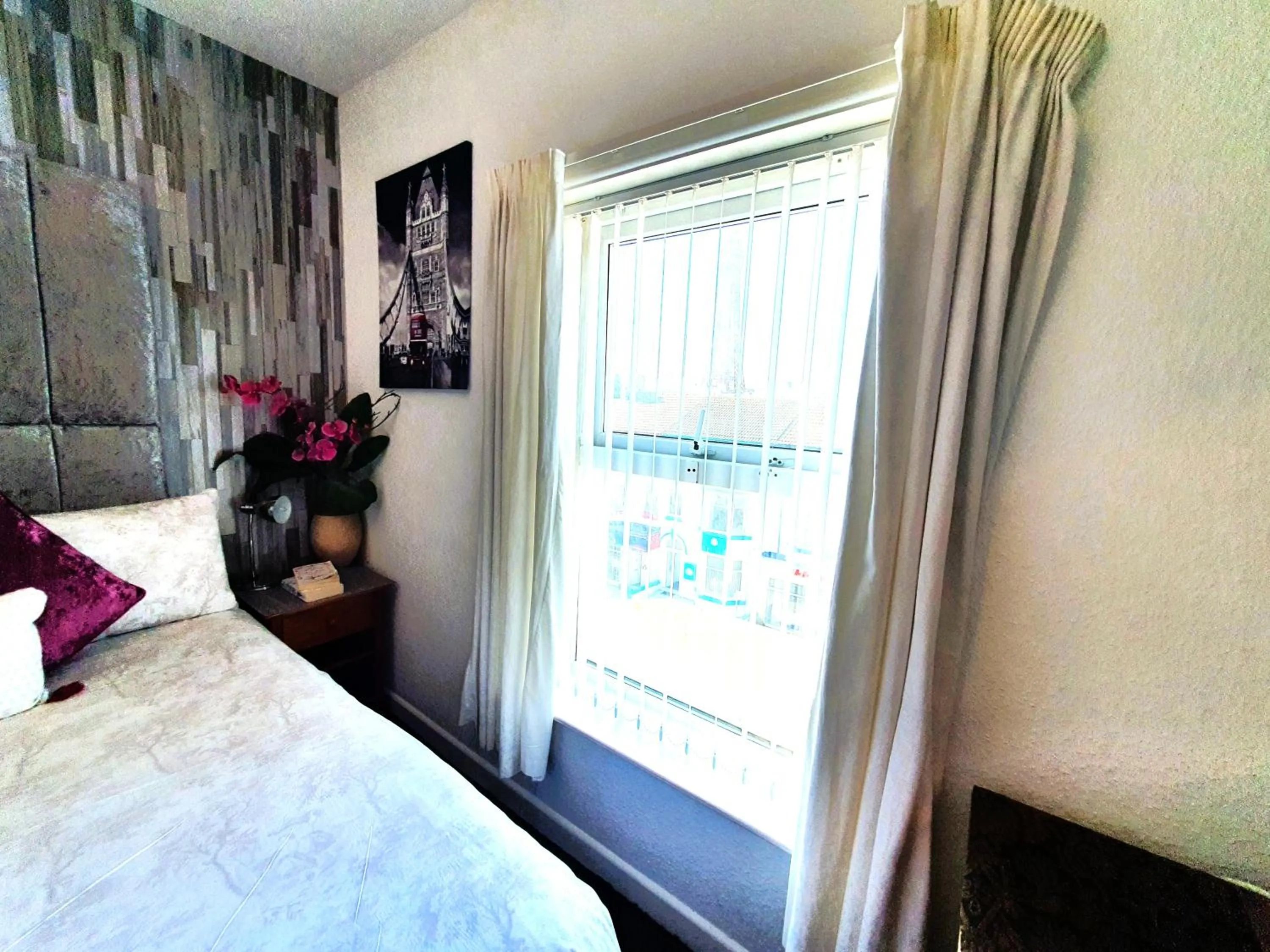 Bedroom, Bed in Windsor House Hotel