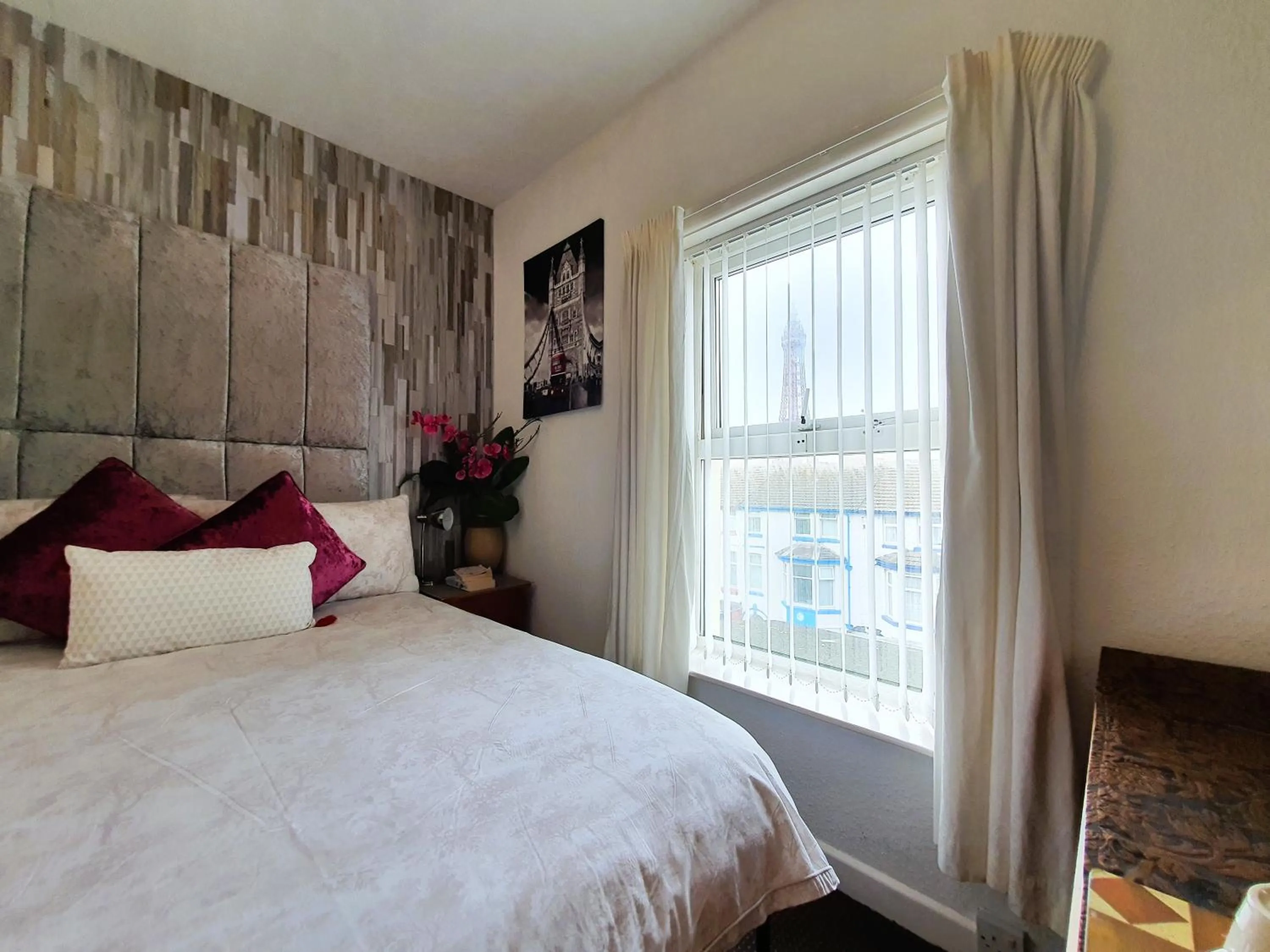 Bedroom, Bed in Windsor House Hotel
