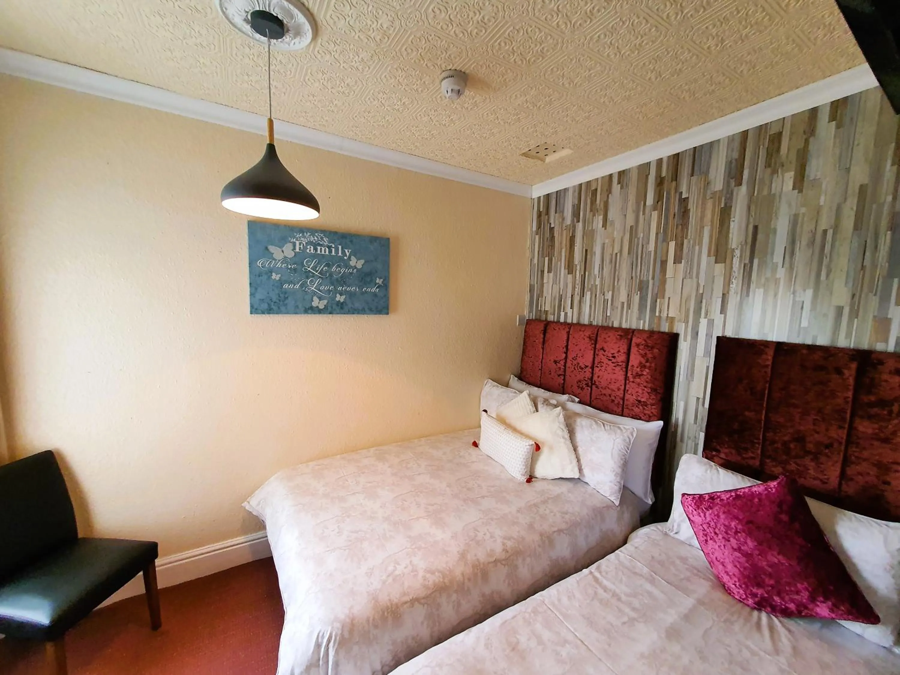 Bedroom, Bed in Windsor House Hotel