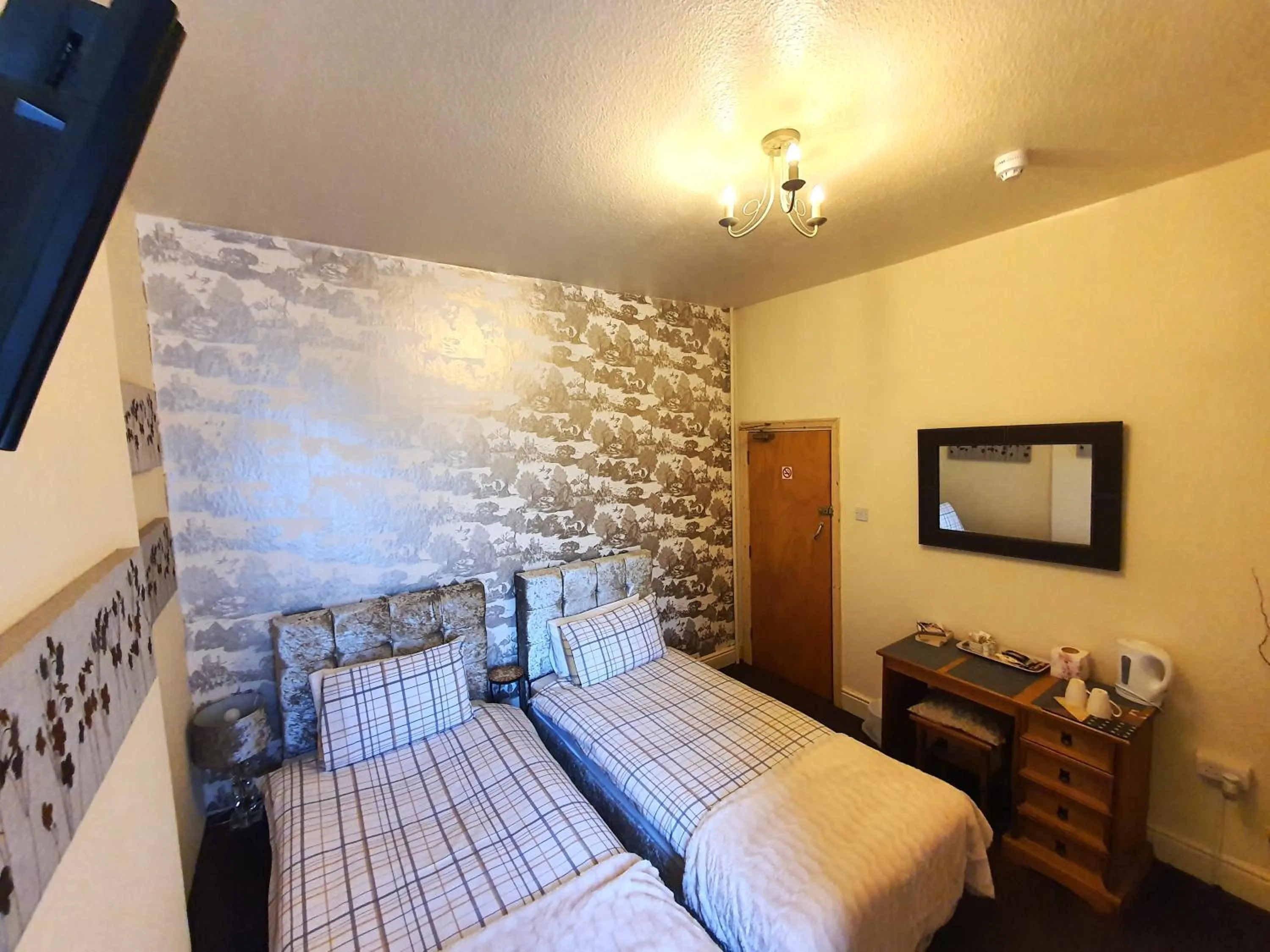 Bedroom, Bed in Windsor House Hotel