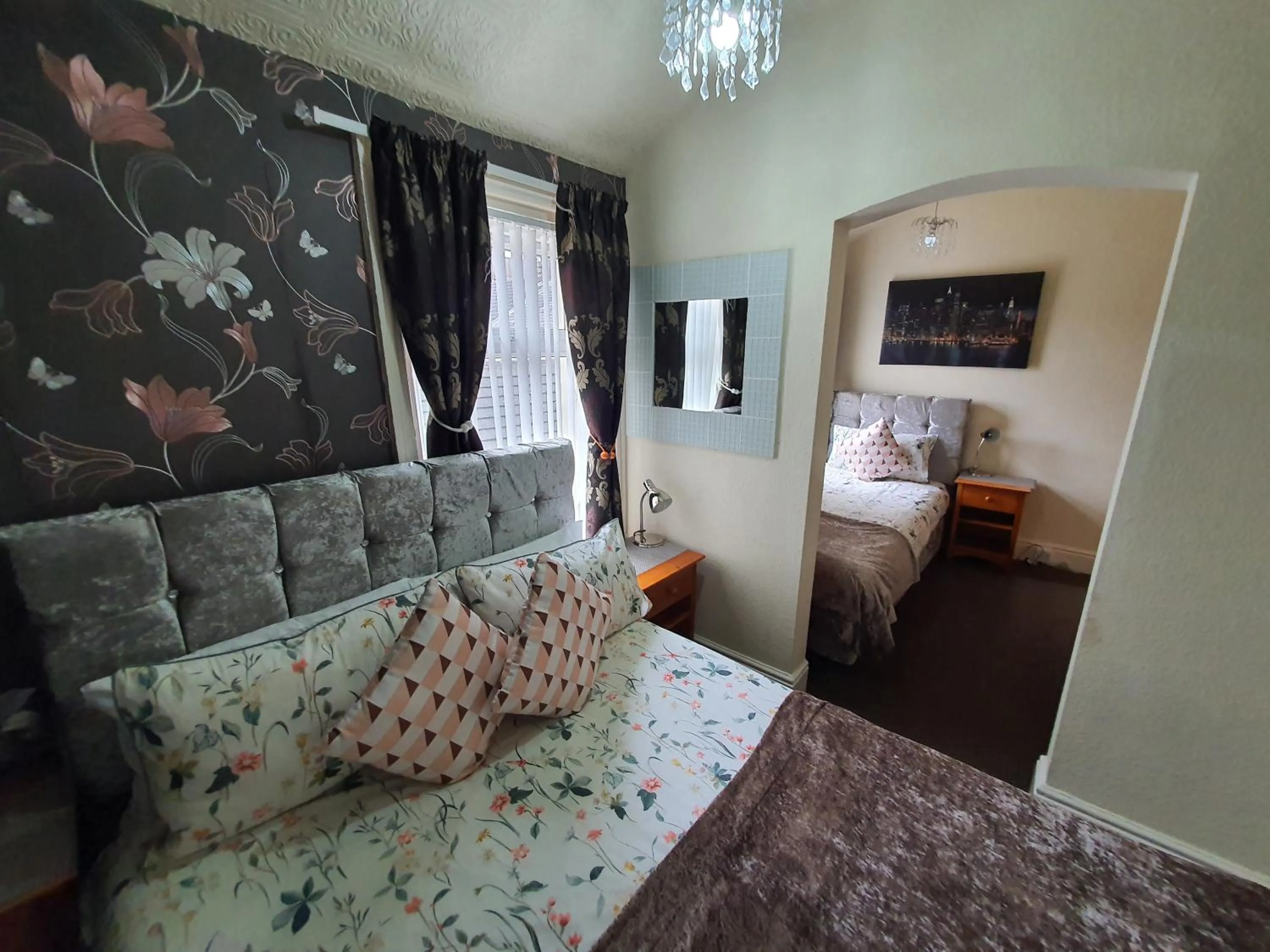 Bedroom, Bed in Windsor House Hotel