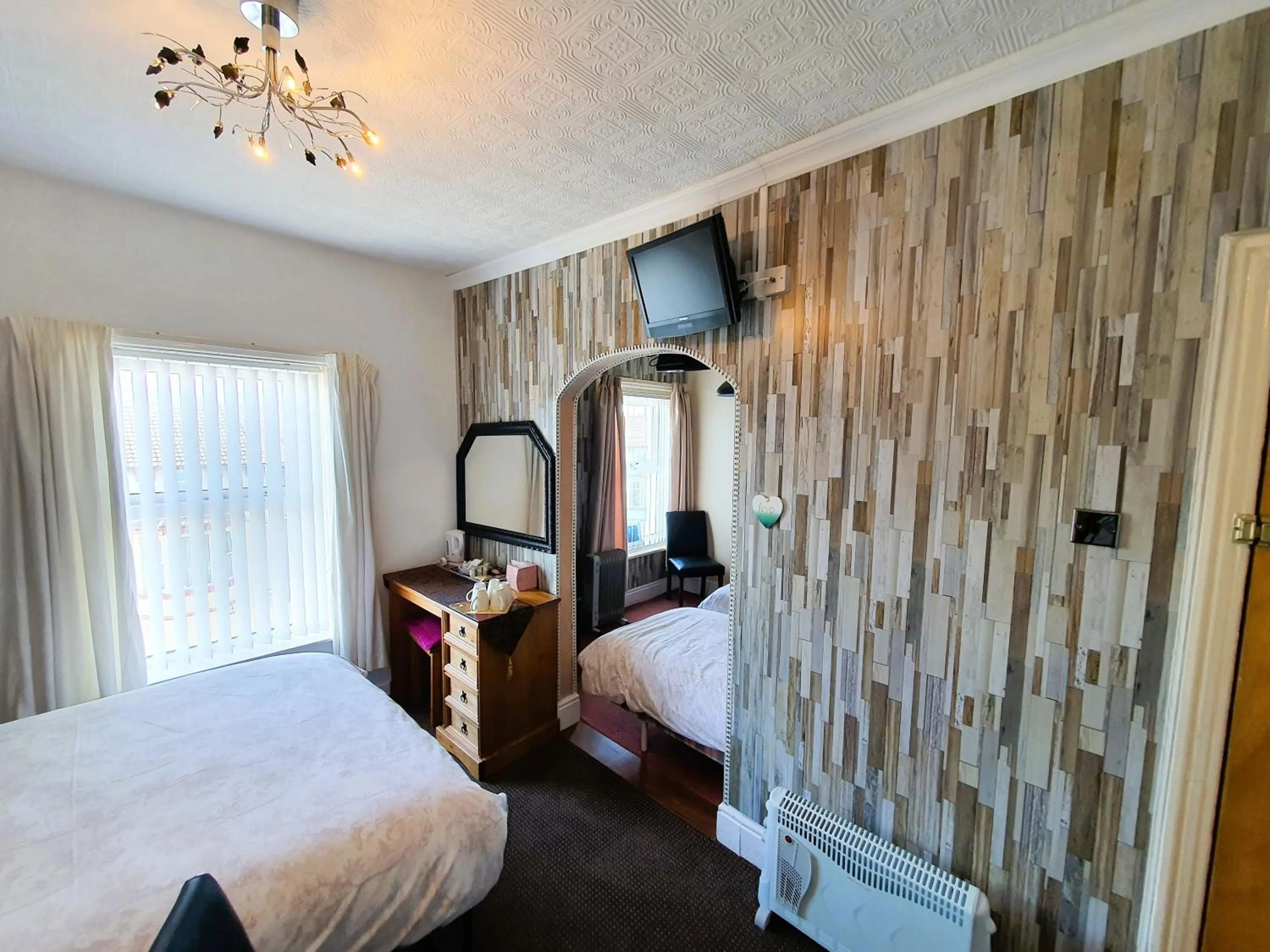 Bedroom, Bed in Windsor House Hotel