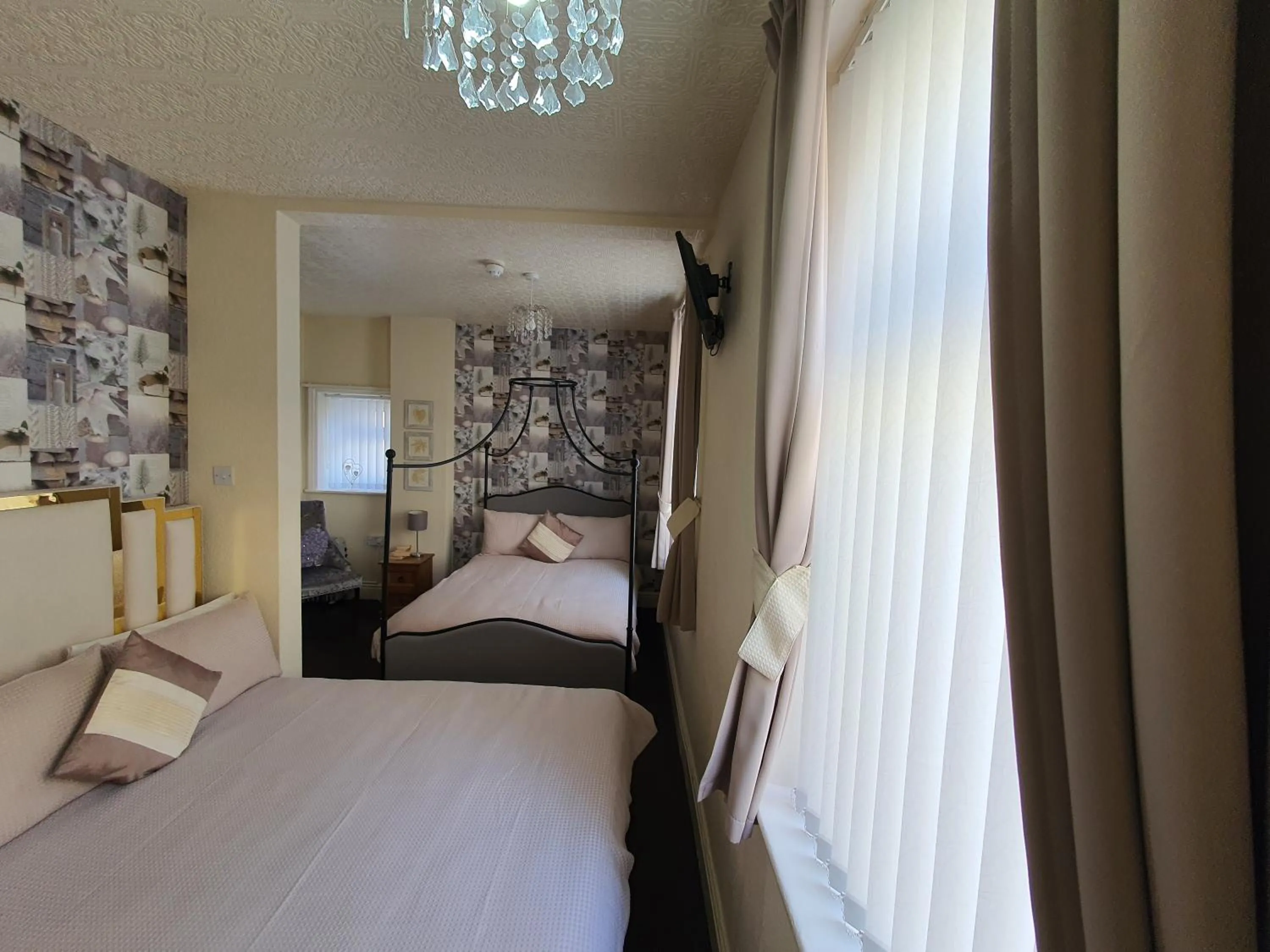 Bedroom, Bed in Windsor House Hotel