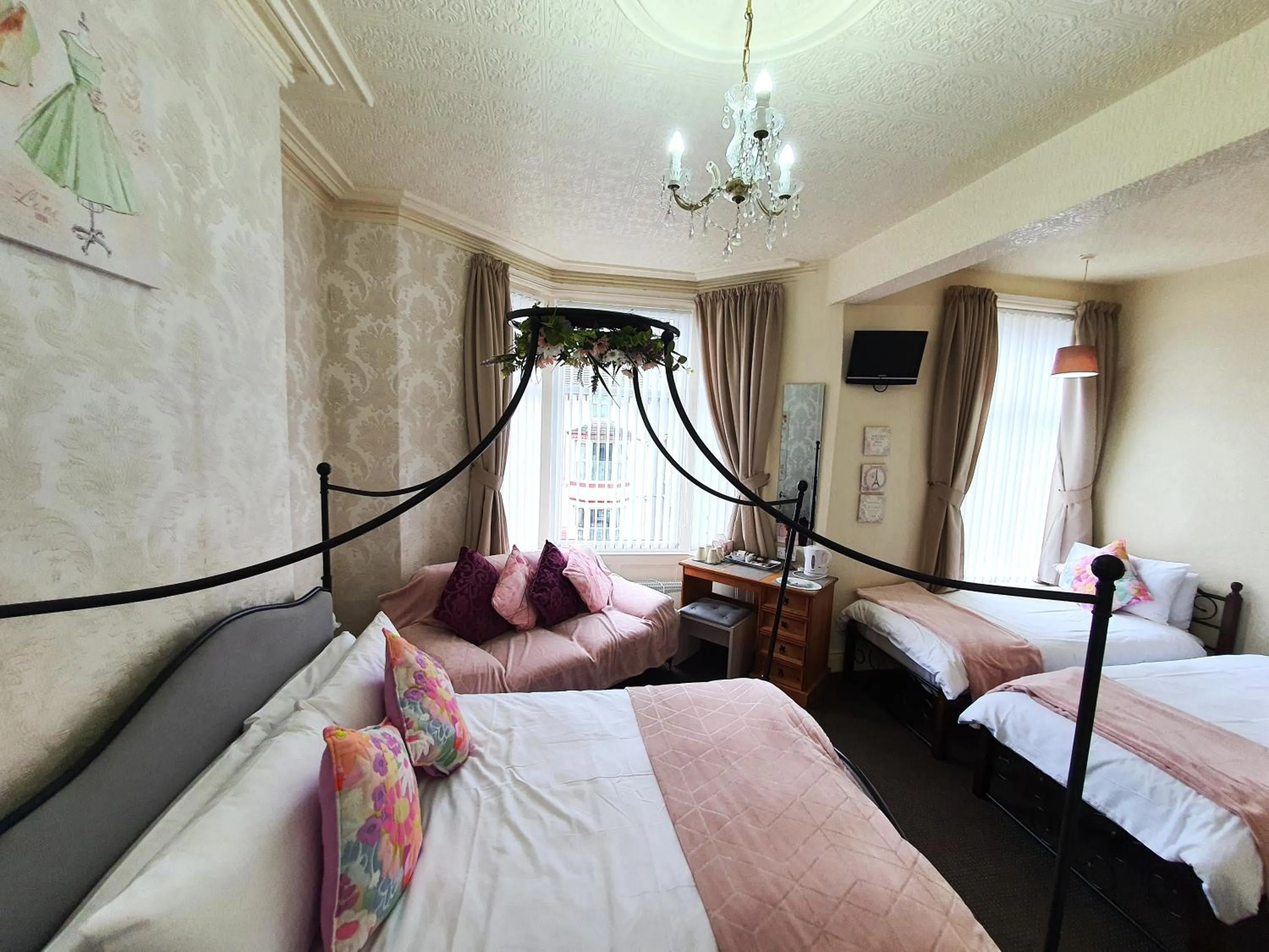 Bedroom, Bed in Windsor House Hotel