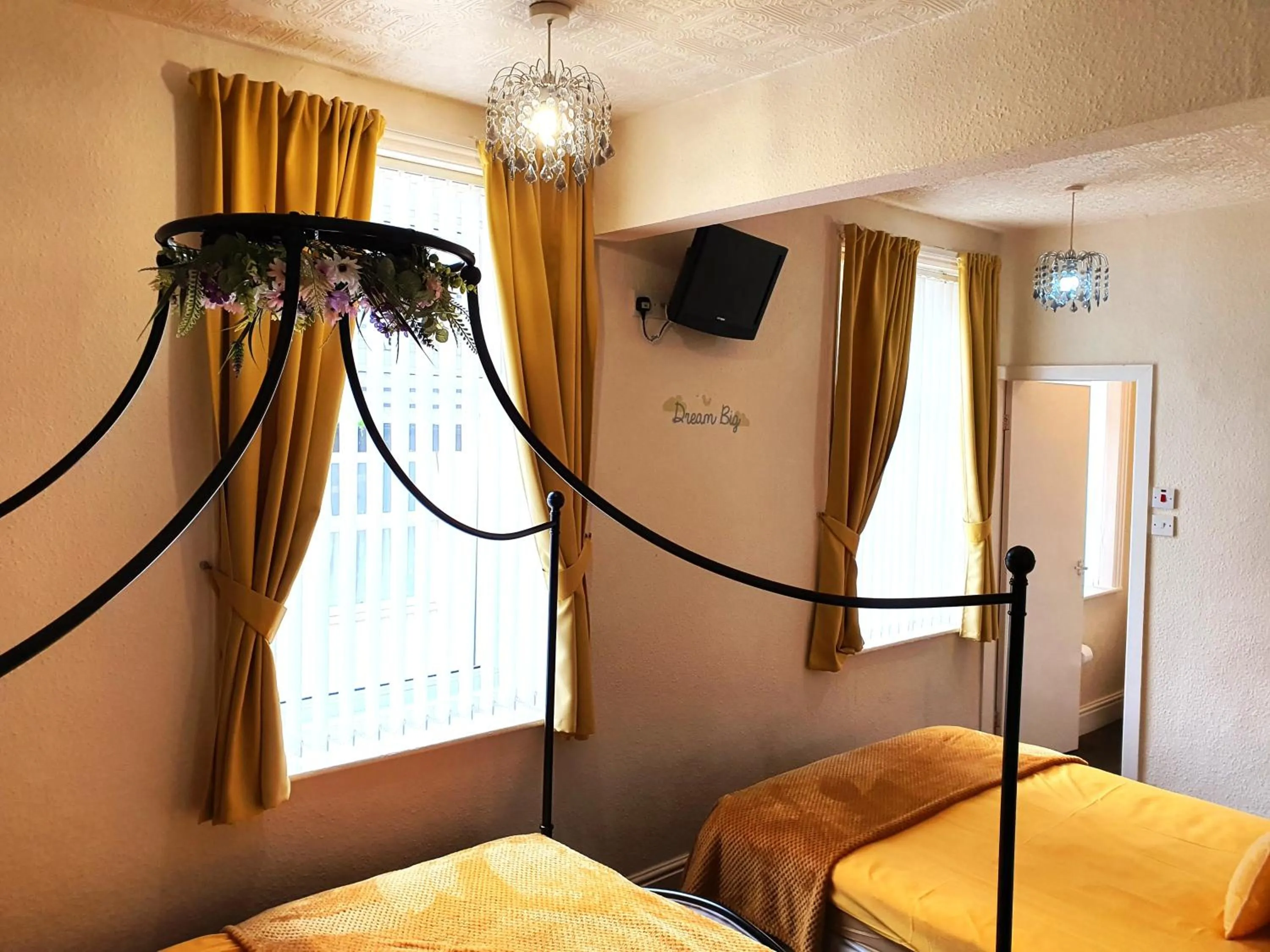 Bedroom, Bed in Windsor House Hotel