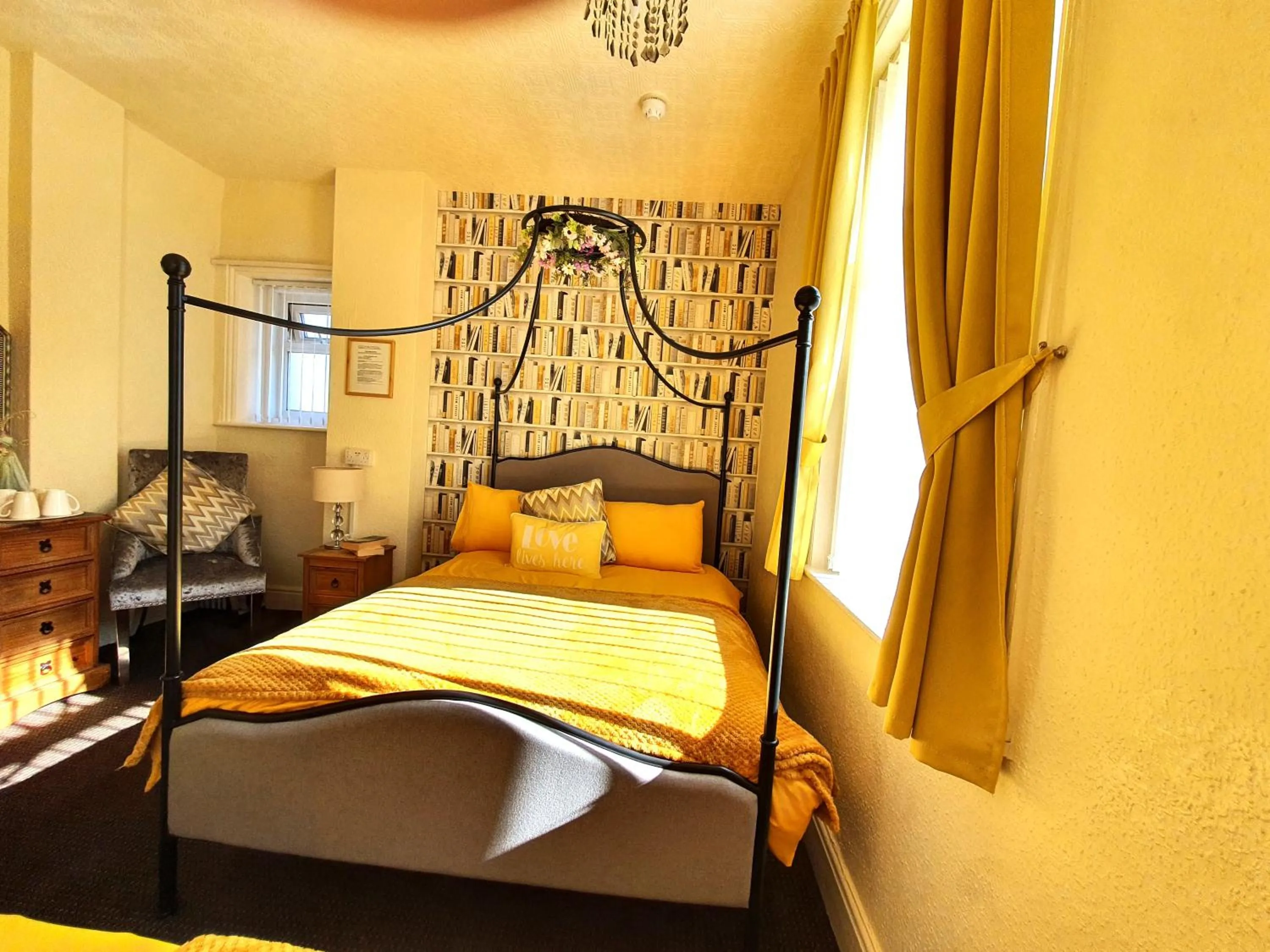 Bedroom, Bed in Windsor House Hotel