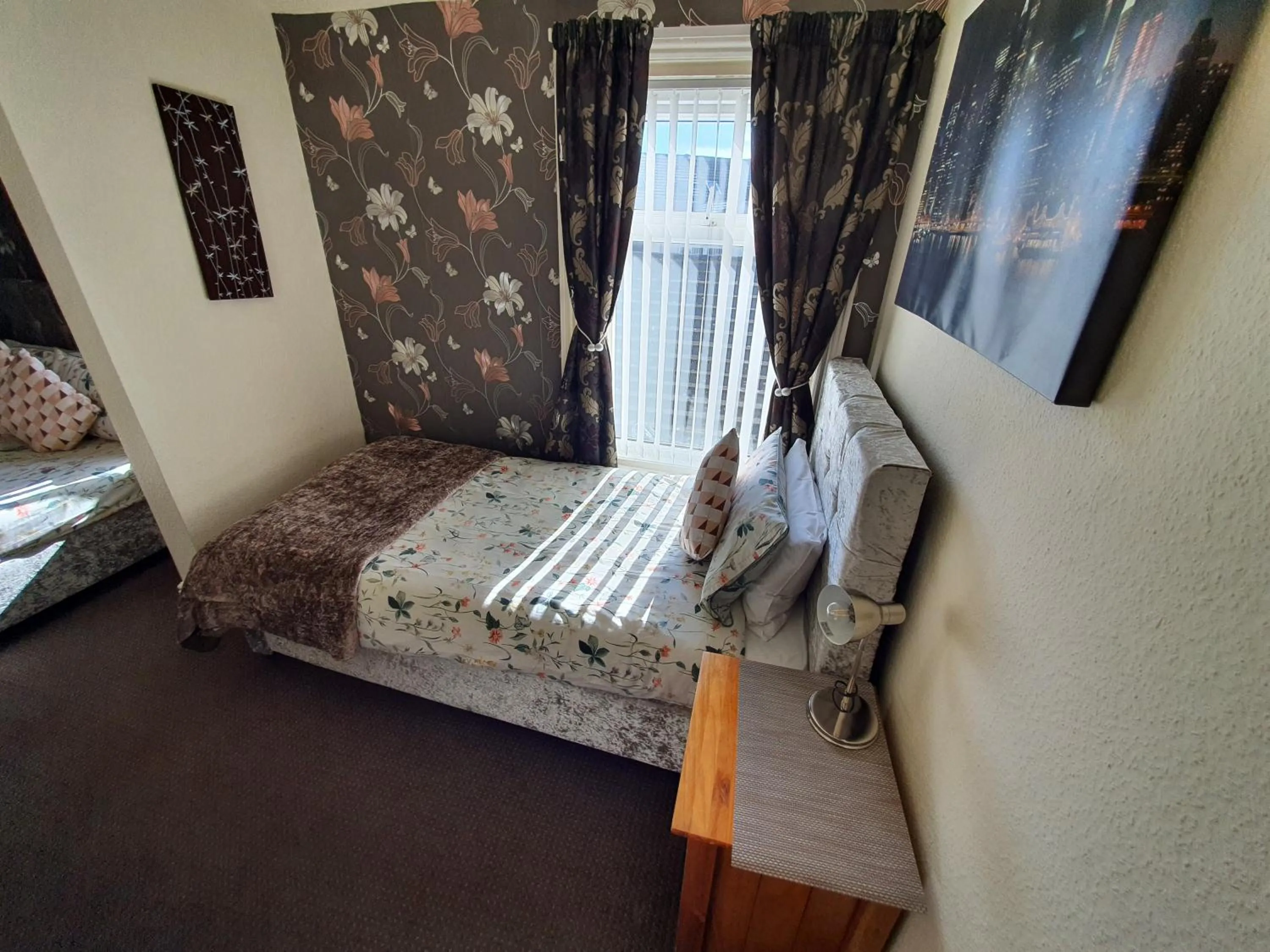 Bedroom, Bed in Windsor House Hotel