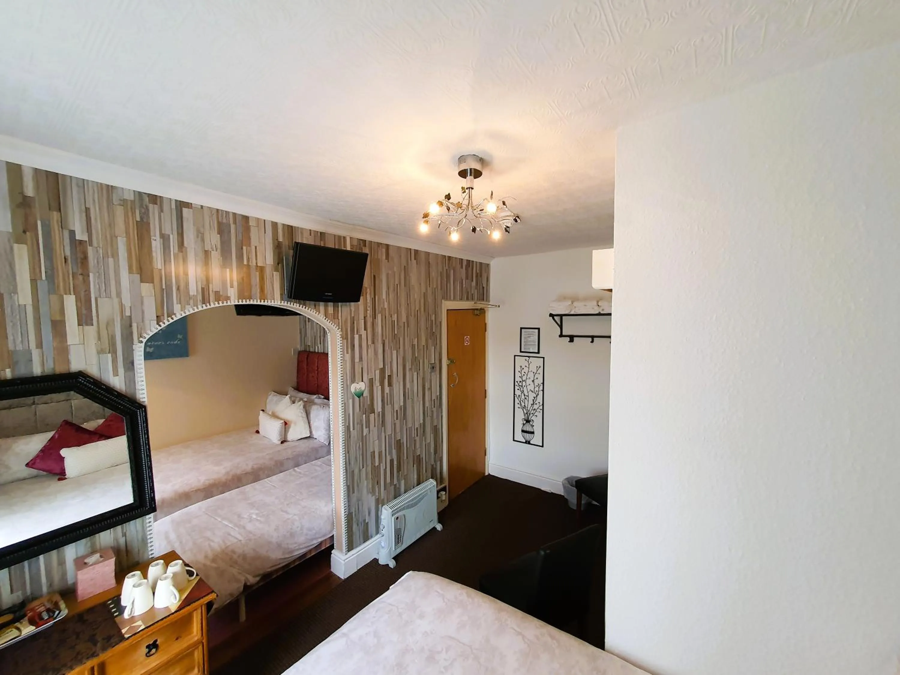 Bedroom, Bed in Windsor House Hotel