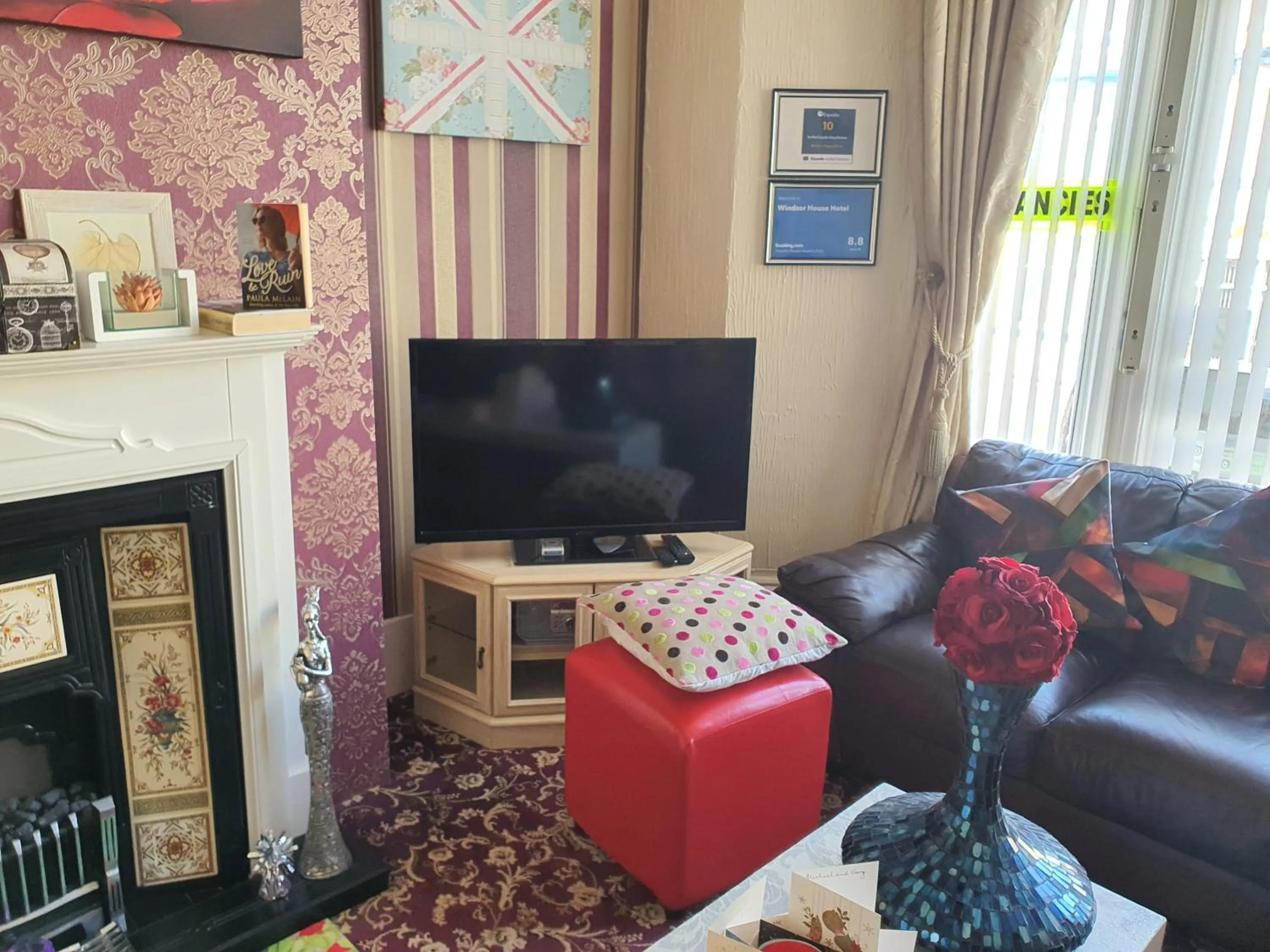 Communal lounge/ TV room in Windsor House Hotel
