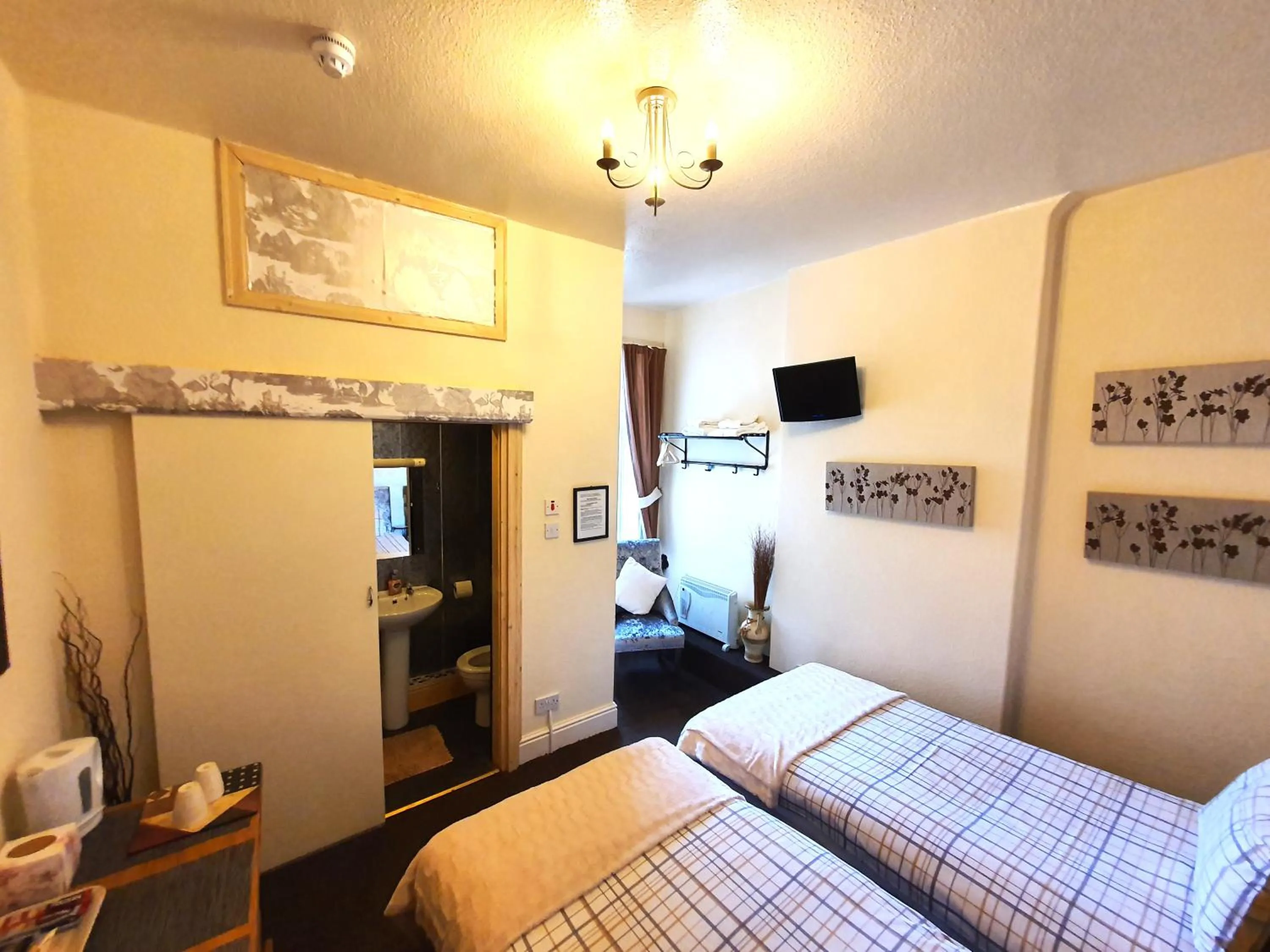 Bedroom, Bed in Windsor House Hotel