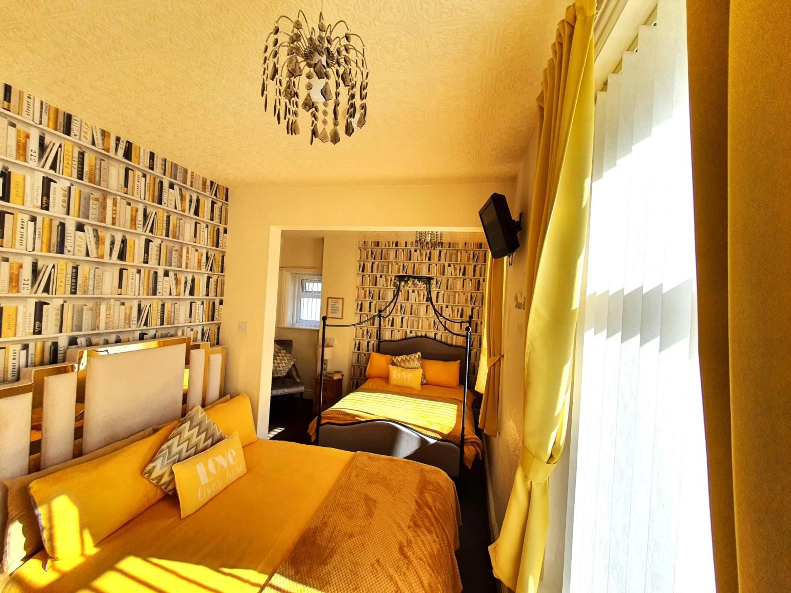 Bedroom, Bed in Windsor House Hotel