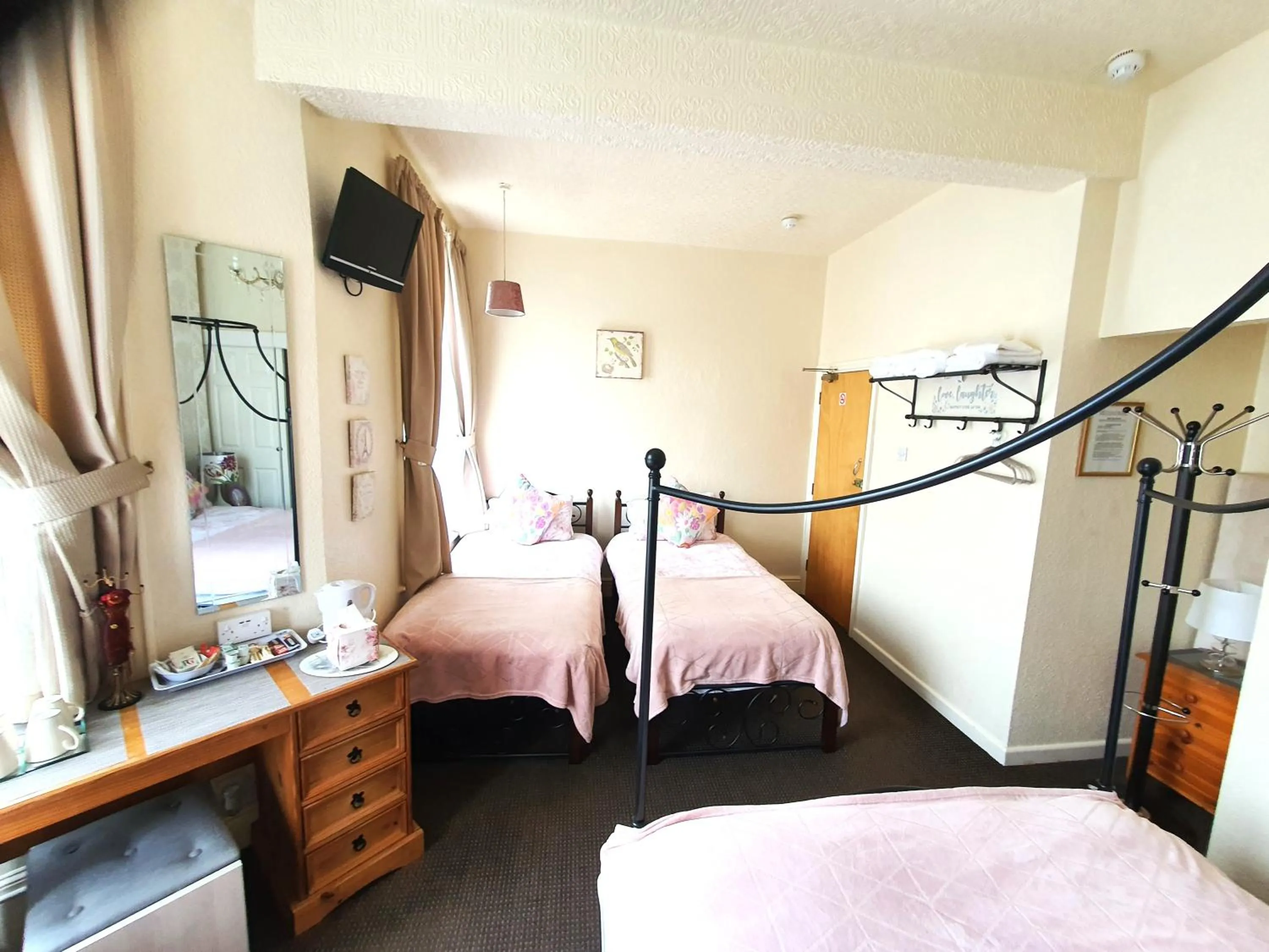 Bedroom, Bed in Windsor House Hotel