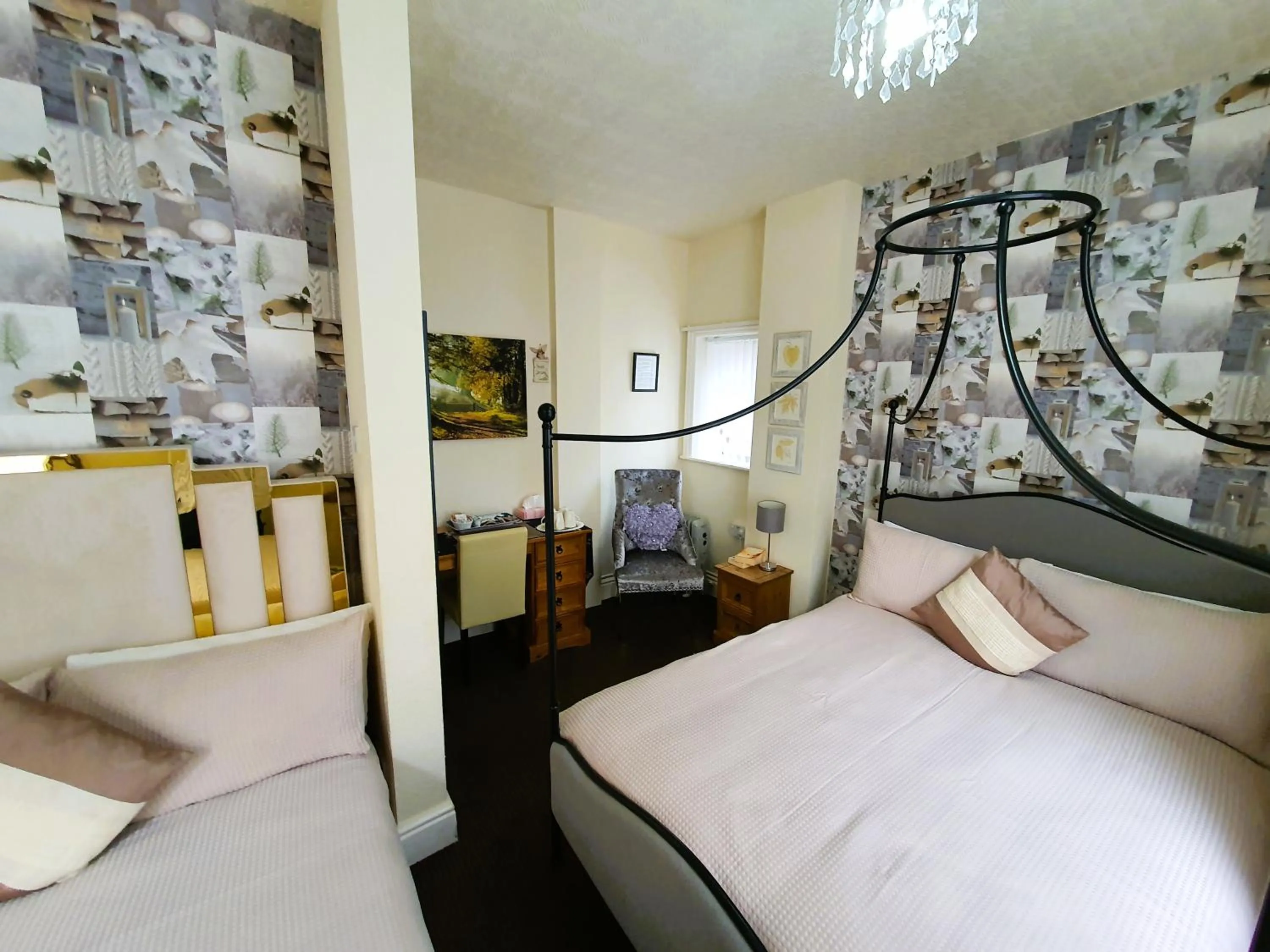 Bedroom, Bed in Windsor House Hotel