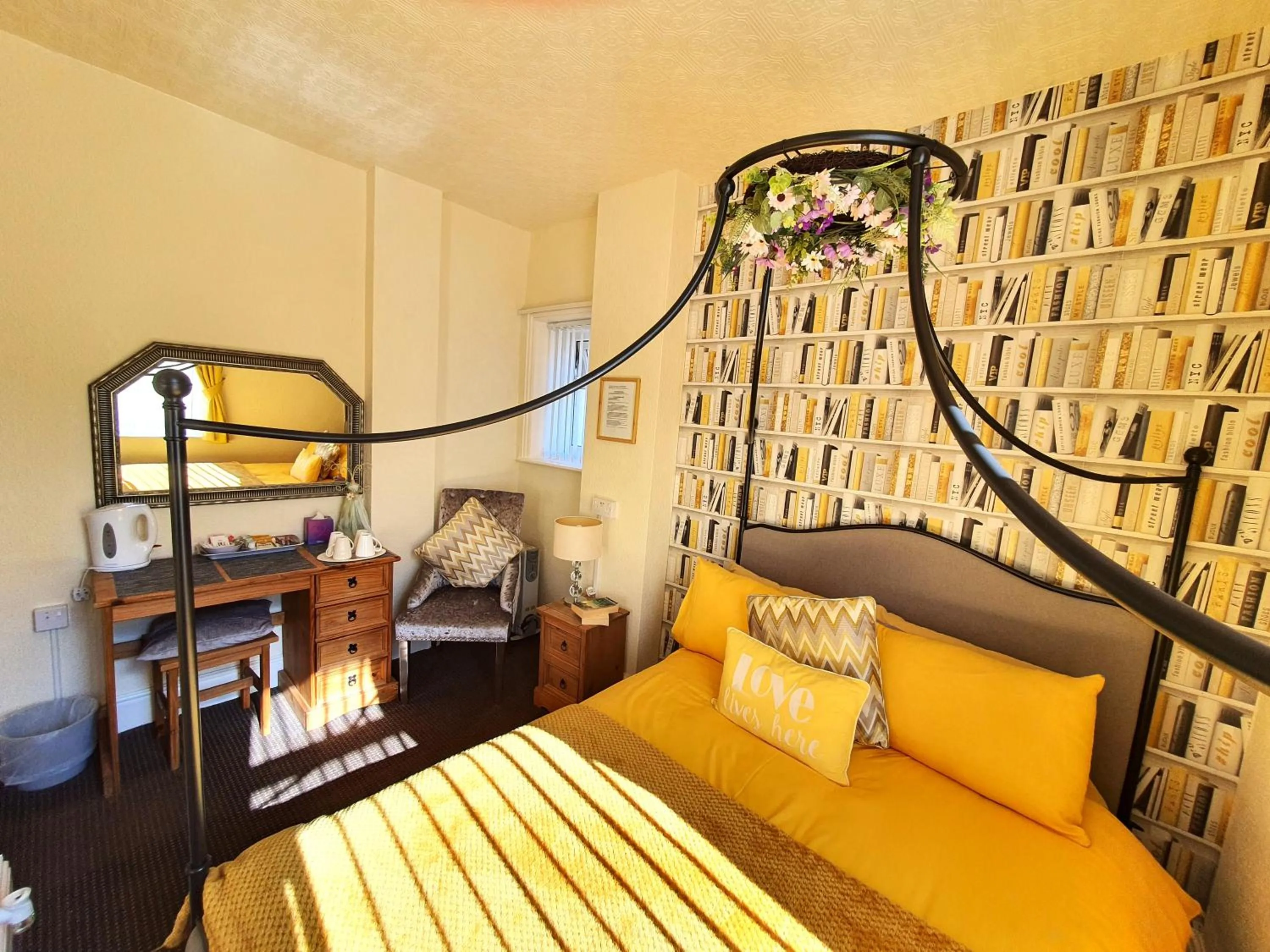 Bedroom, Bed in Windsor House Hotel