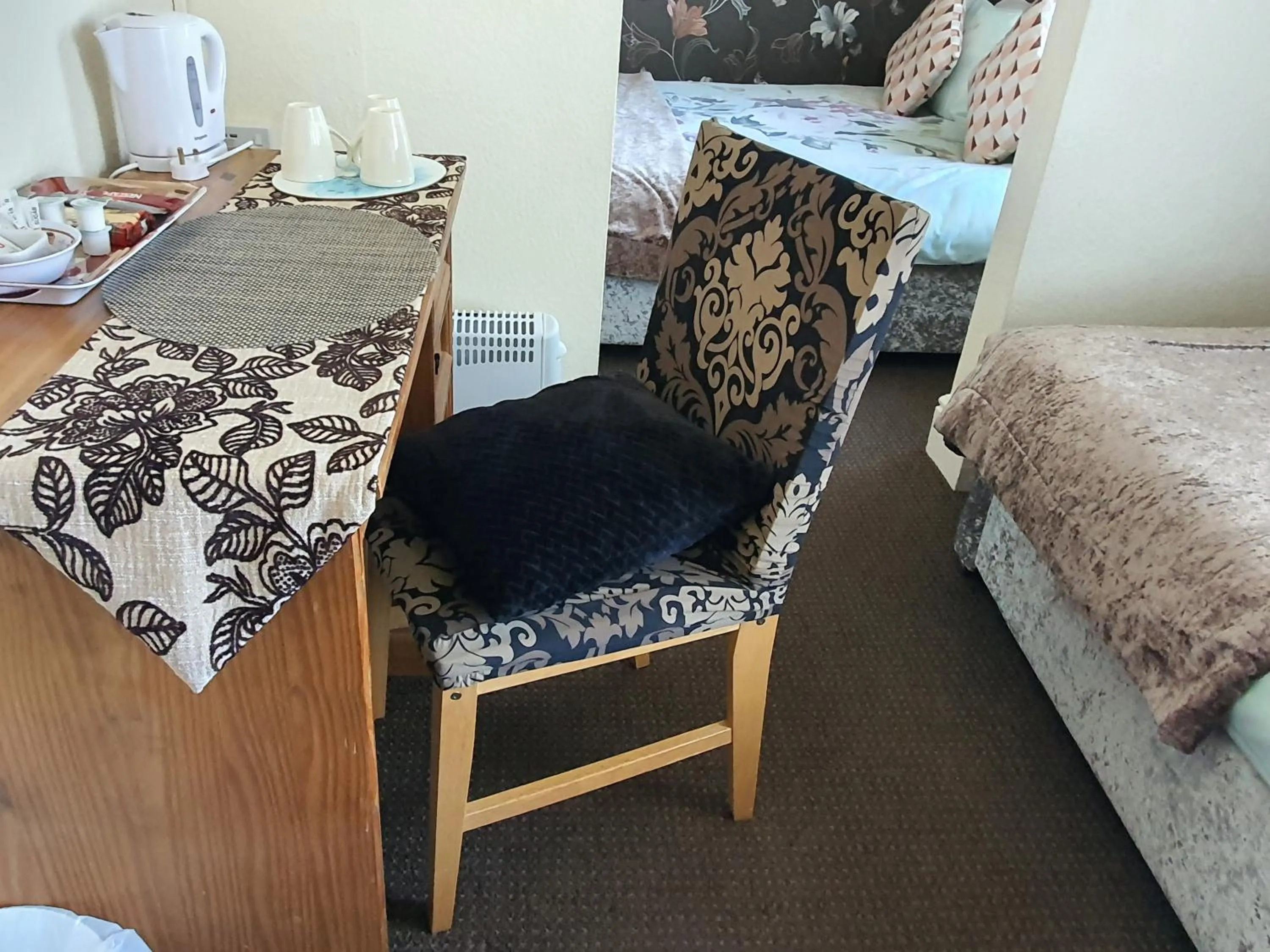 Seating area, Bed in Windsor House Hotel