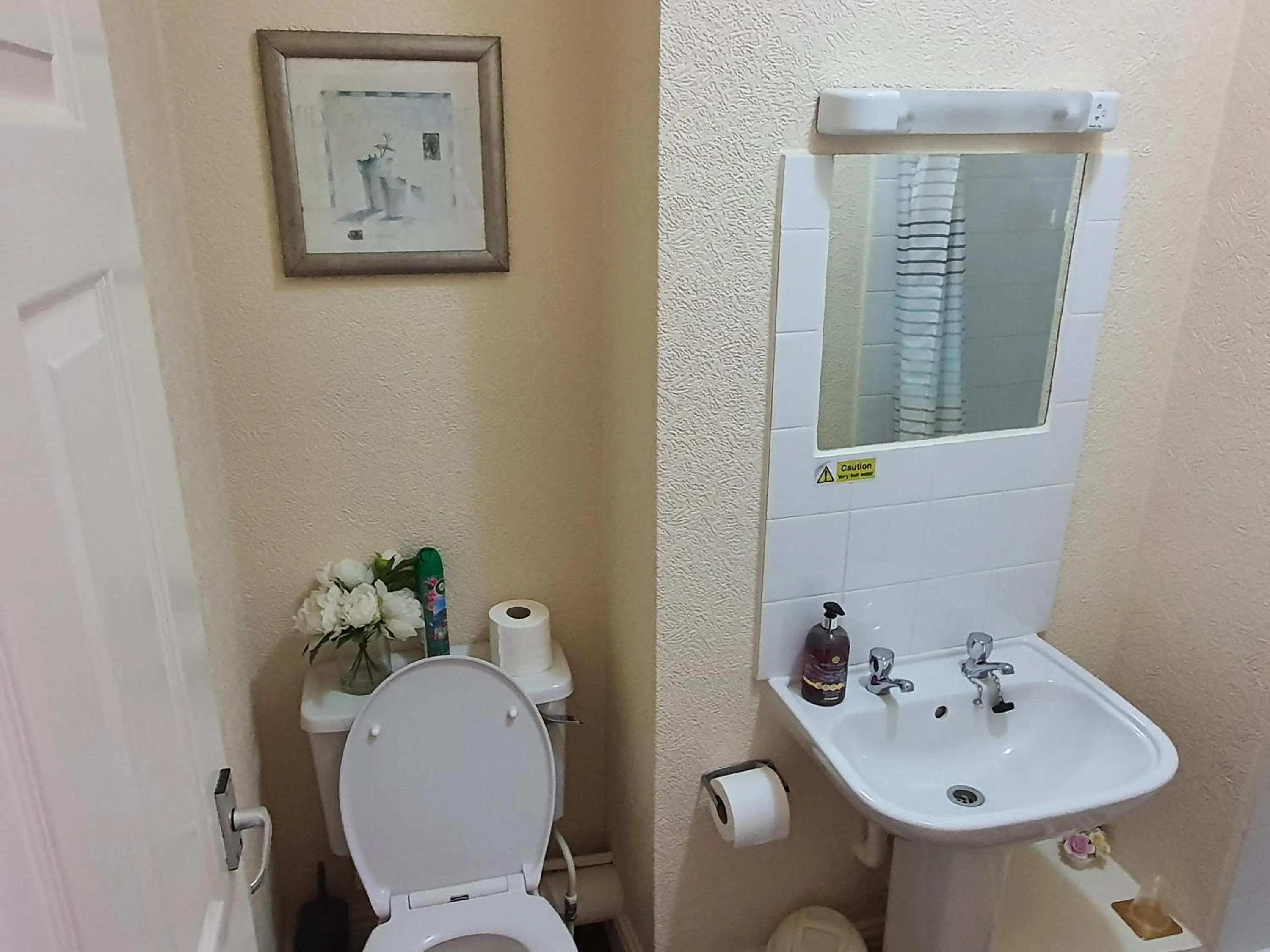 Toilet in Windsor House Hotel