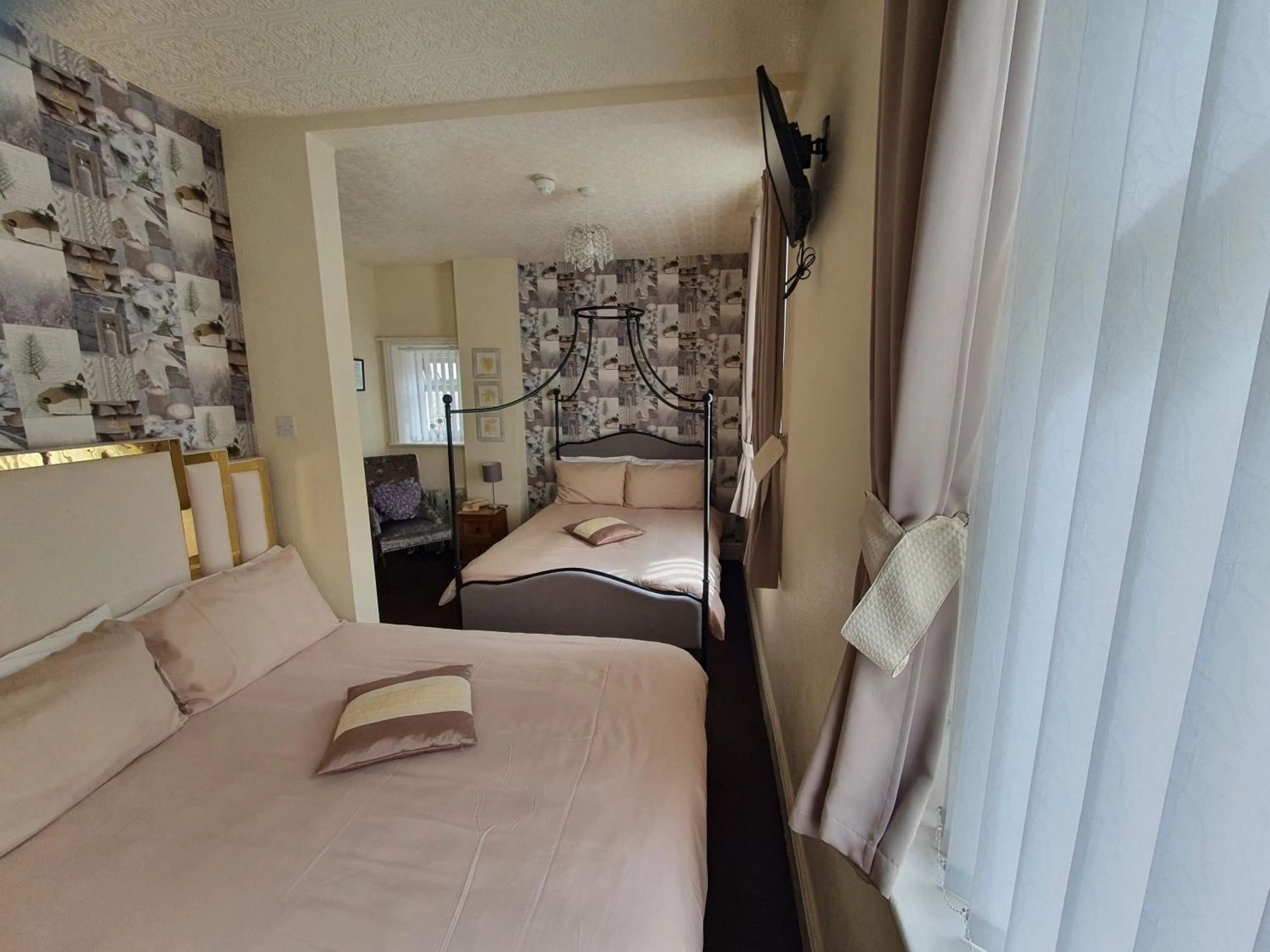 Bedroom, Bed in Windsor House Hotel