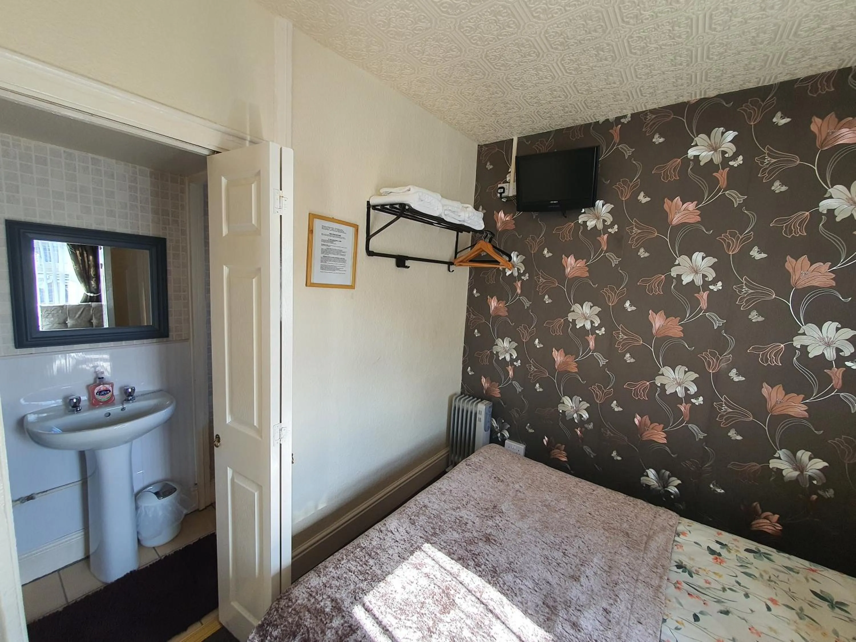 Bedroom, Bed in Windsor House Hotel