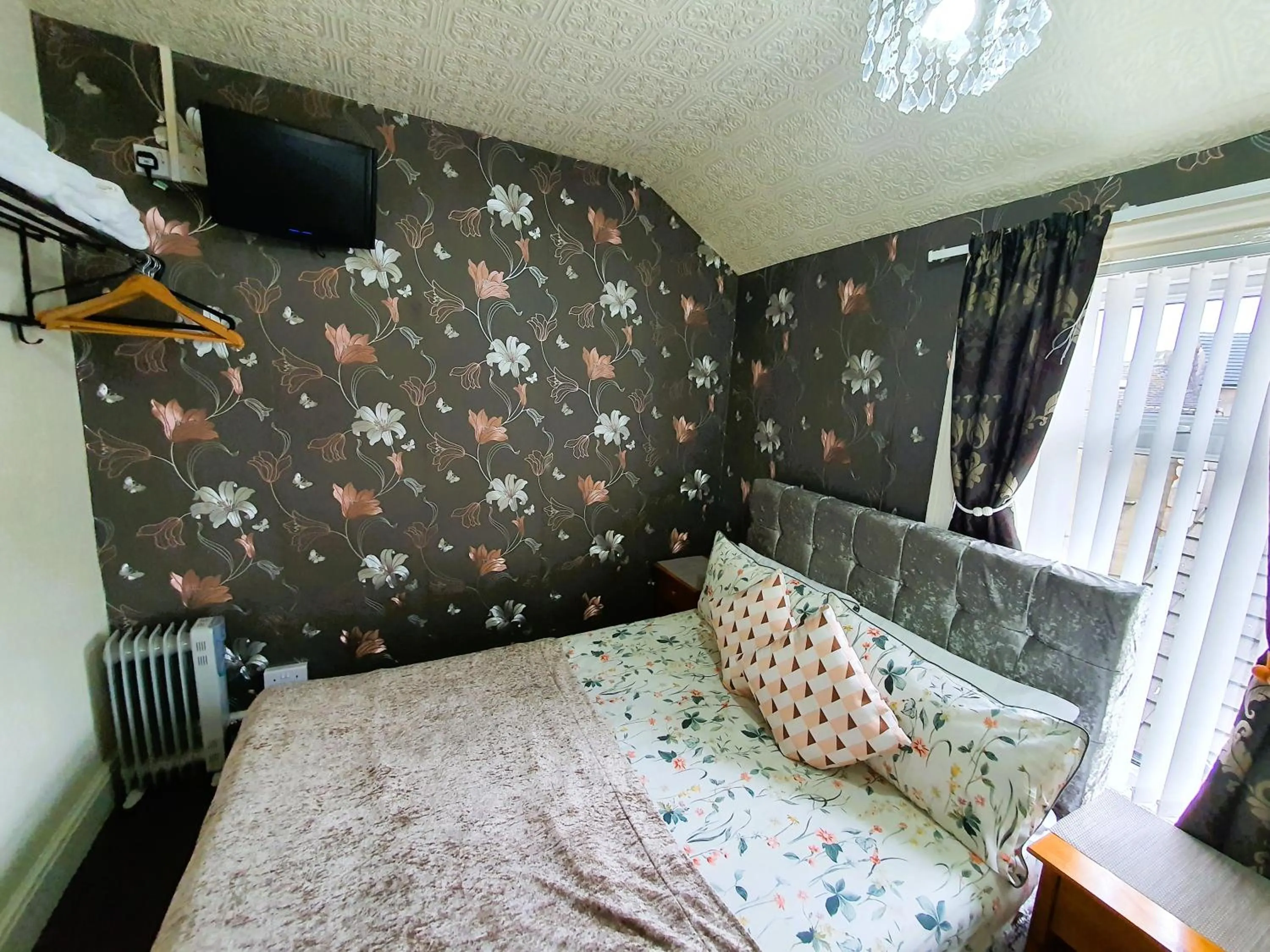 Bedroom, Bed in Windsor House Hotel