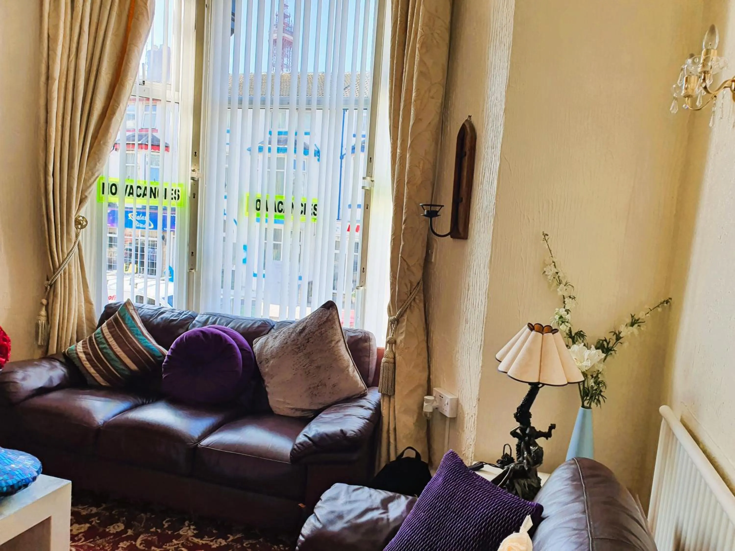 Communal lounge/ TV room in Windsor House Hotel