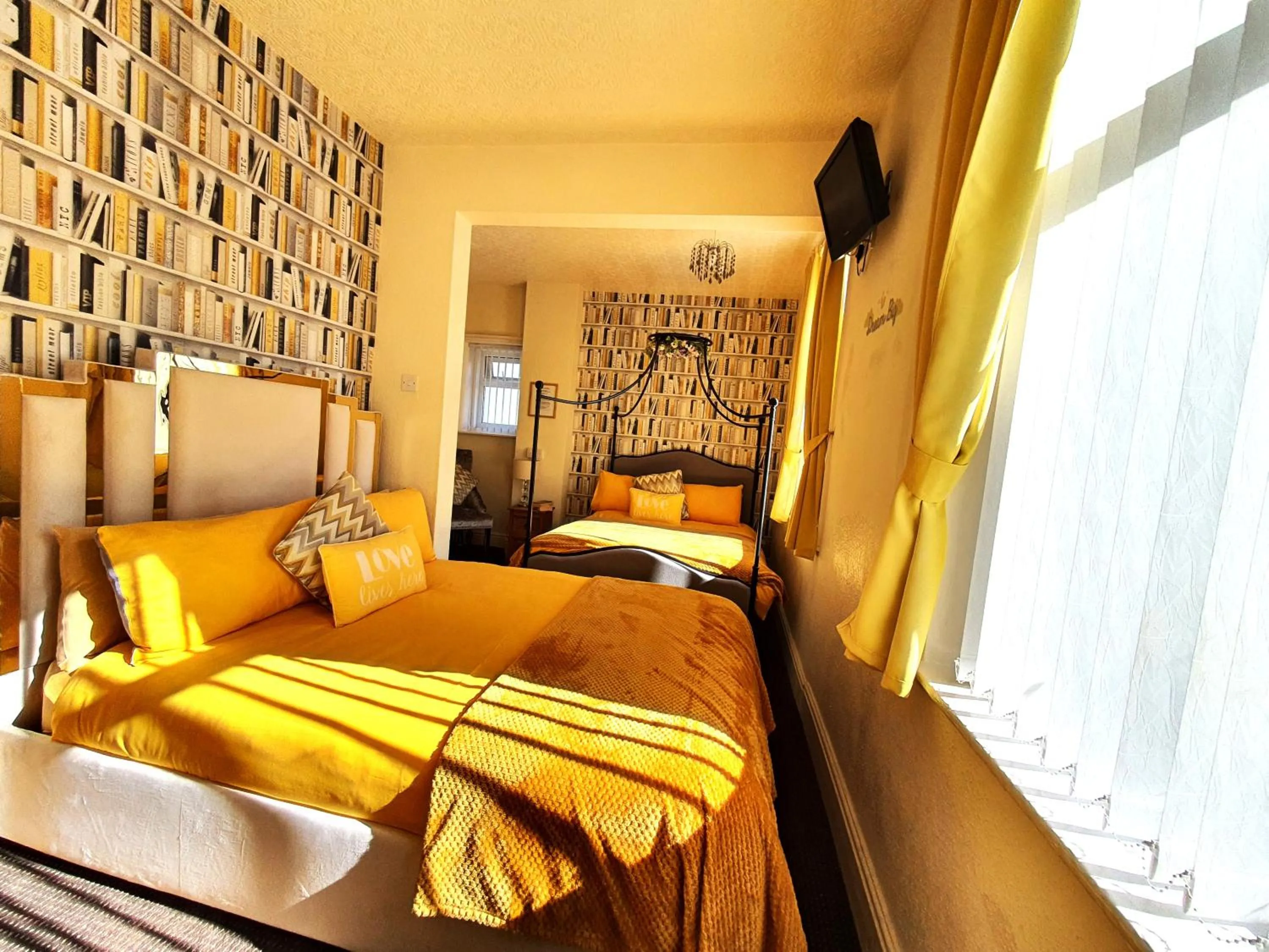 Bedroom, Bed in Windsor House Hotel