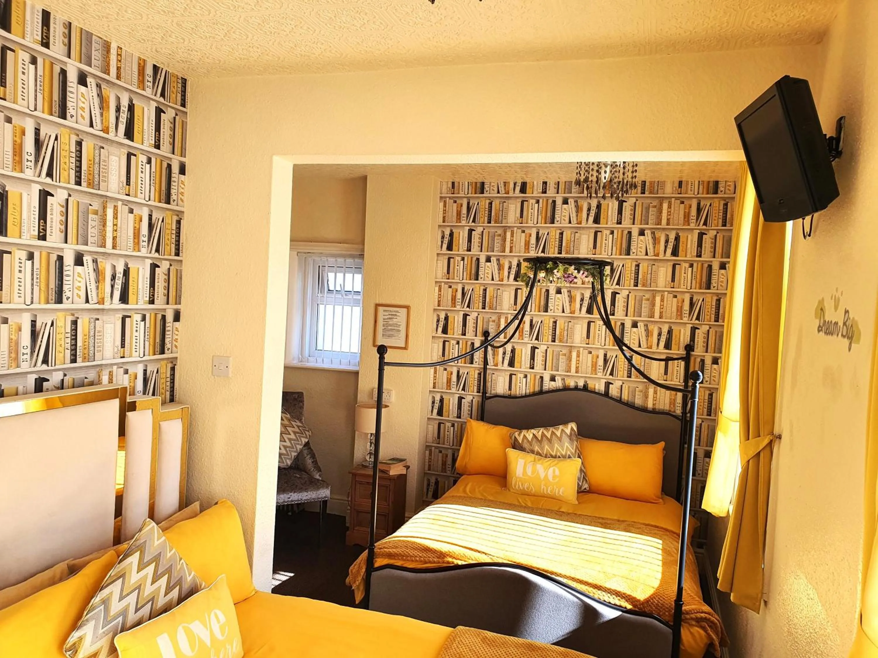 Bedroom, Bed in Windsor House Hotel