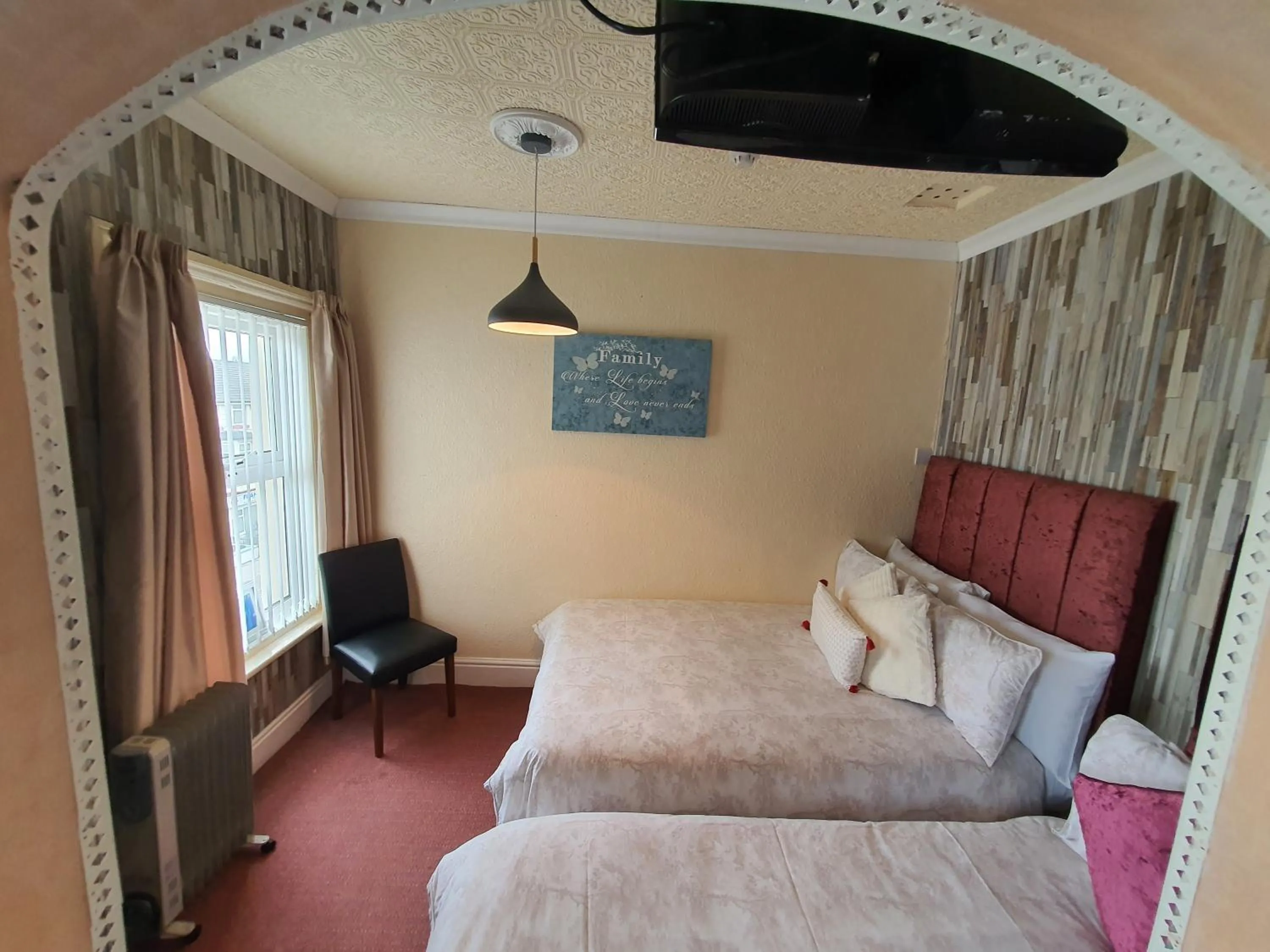 Bedroom, Bed in Windsor House Hotel