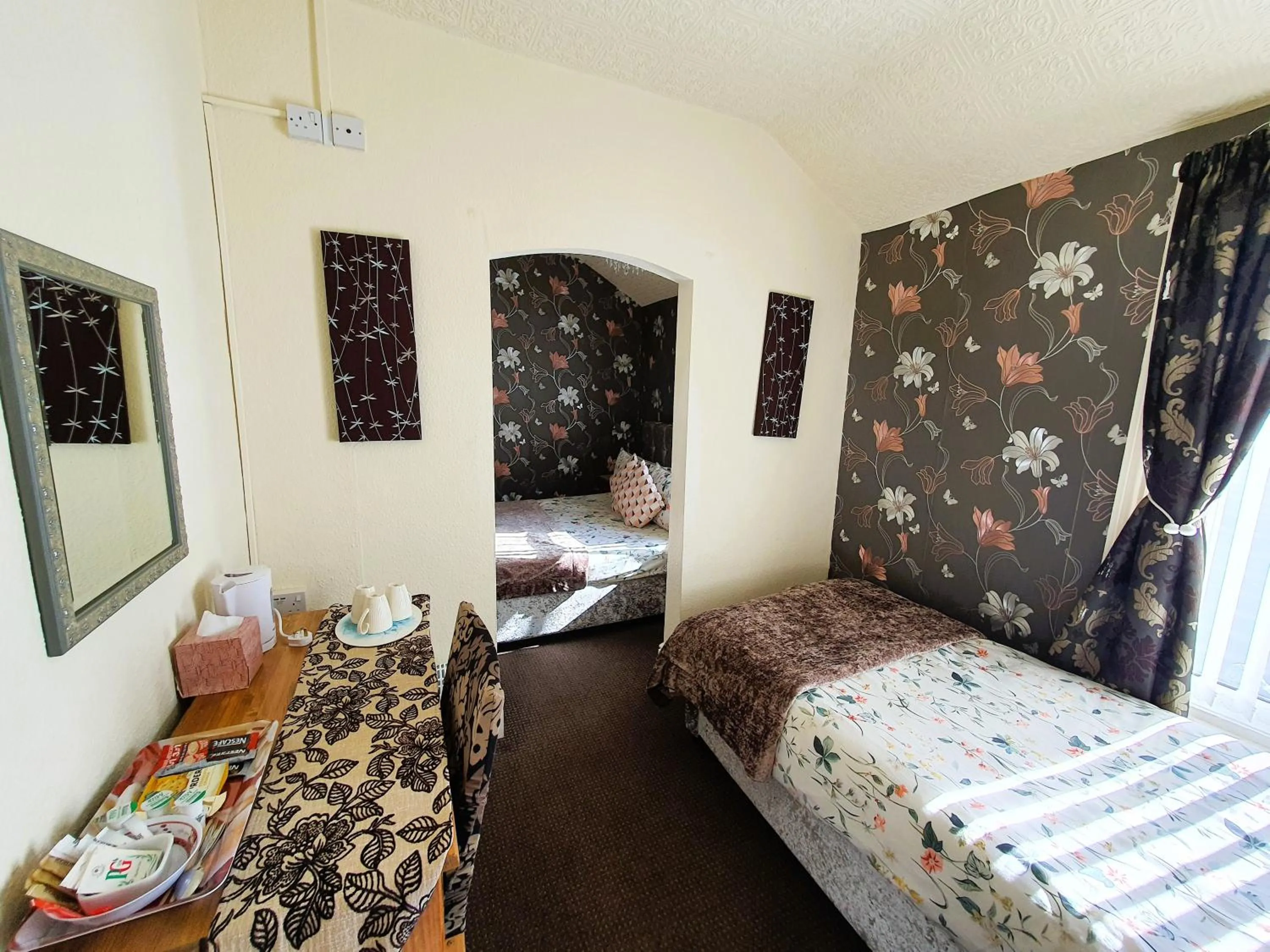Bedroom, Bed in Windsor House Hotel