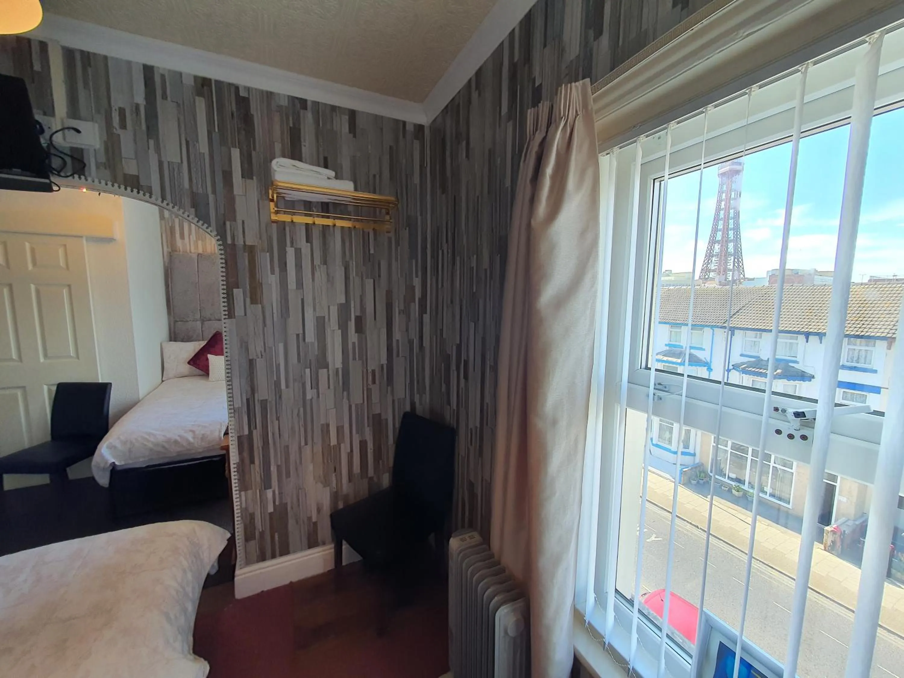 Bedroom, Bed in Windsor House Hotel