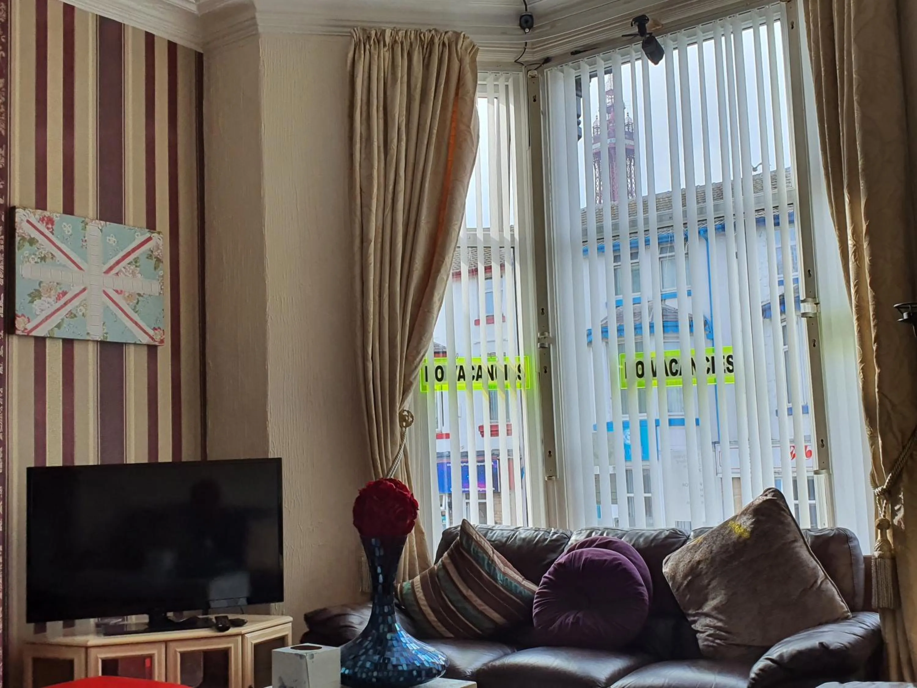 Communal lounge/ TV room in Windsor House Hotel