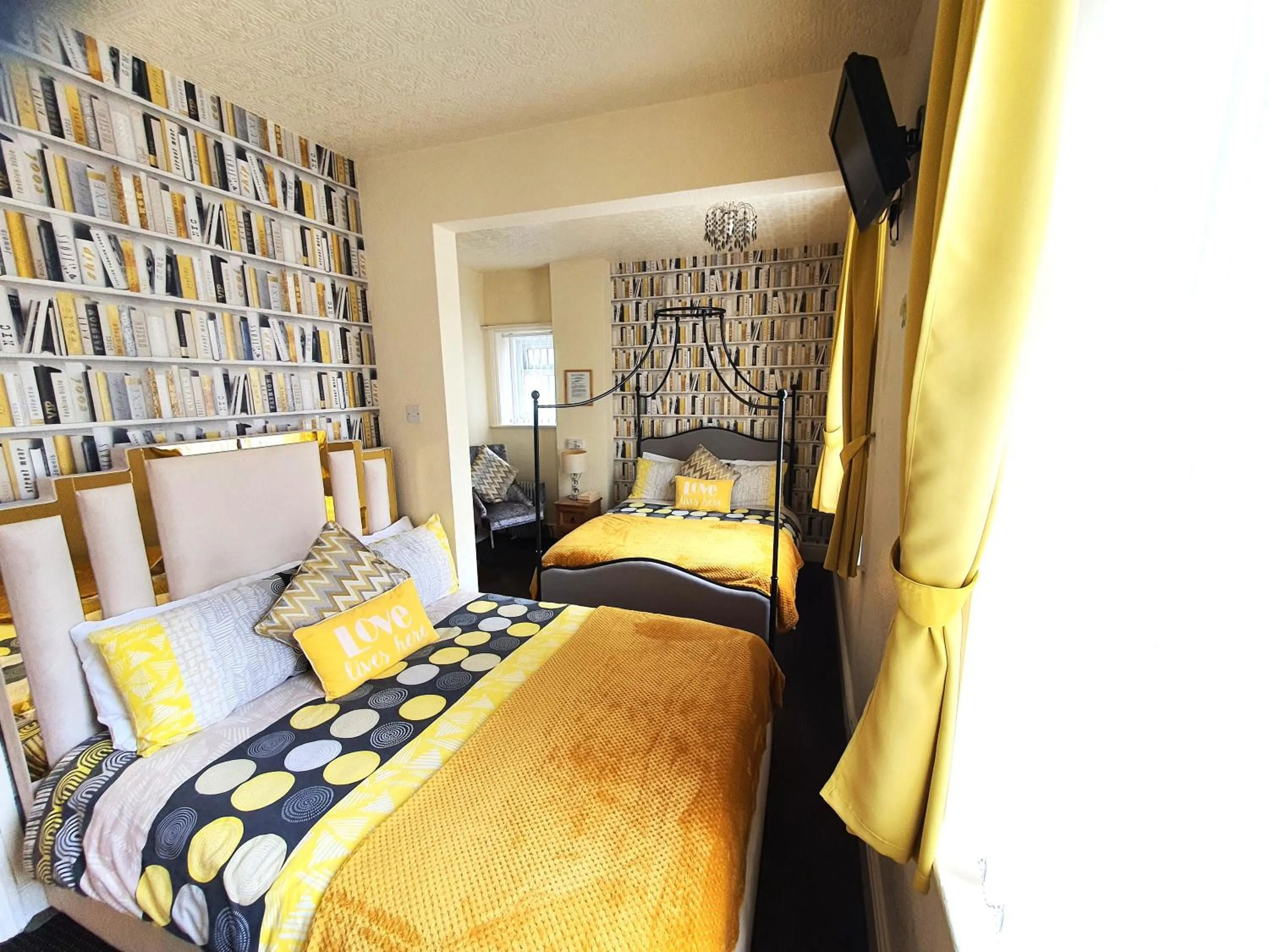 Bedroom, Bed in Windsor House Hotel