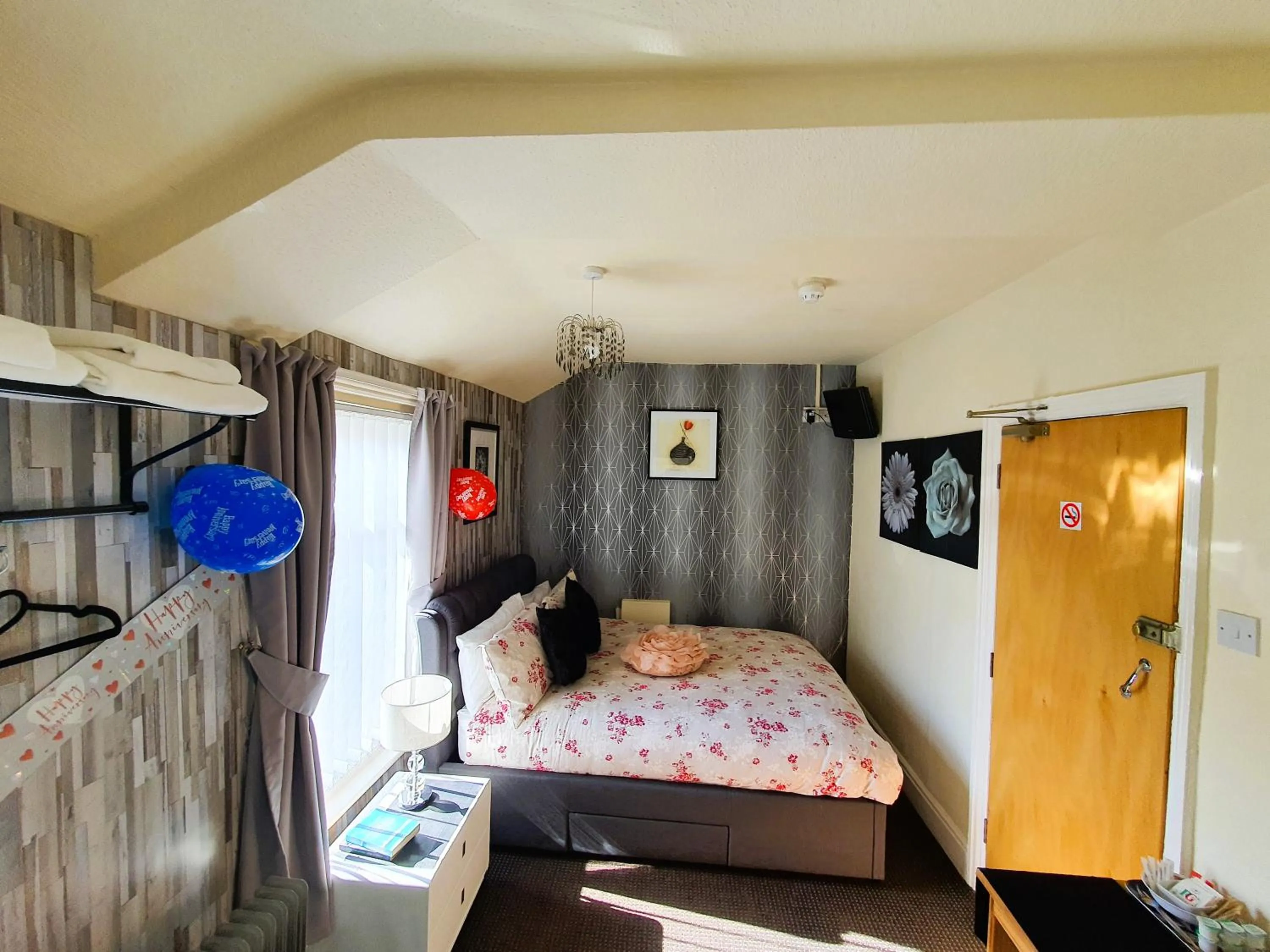 Bedroom, Bed in Windsor House Hotel