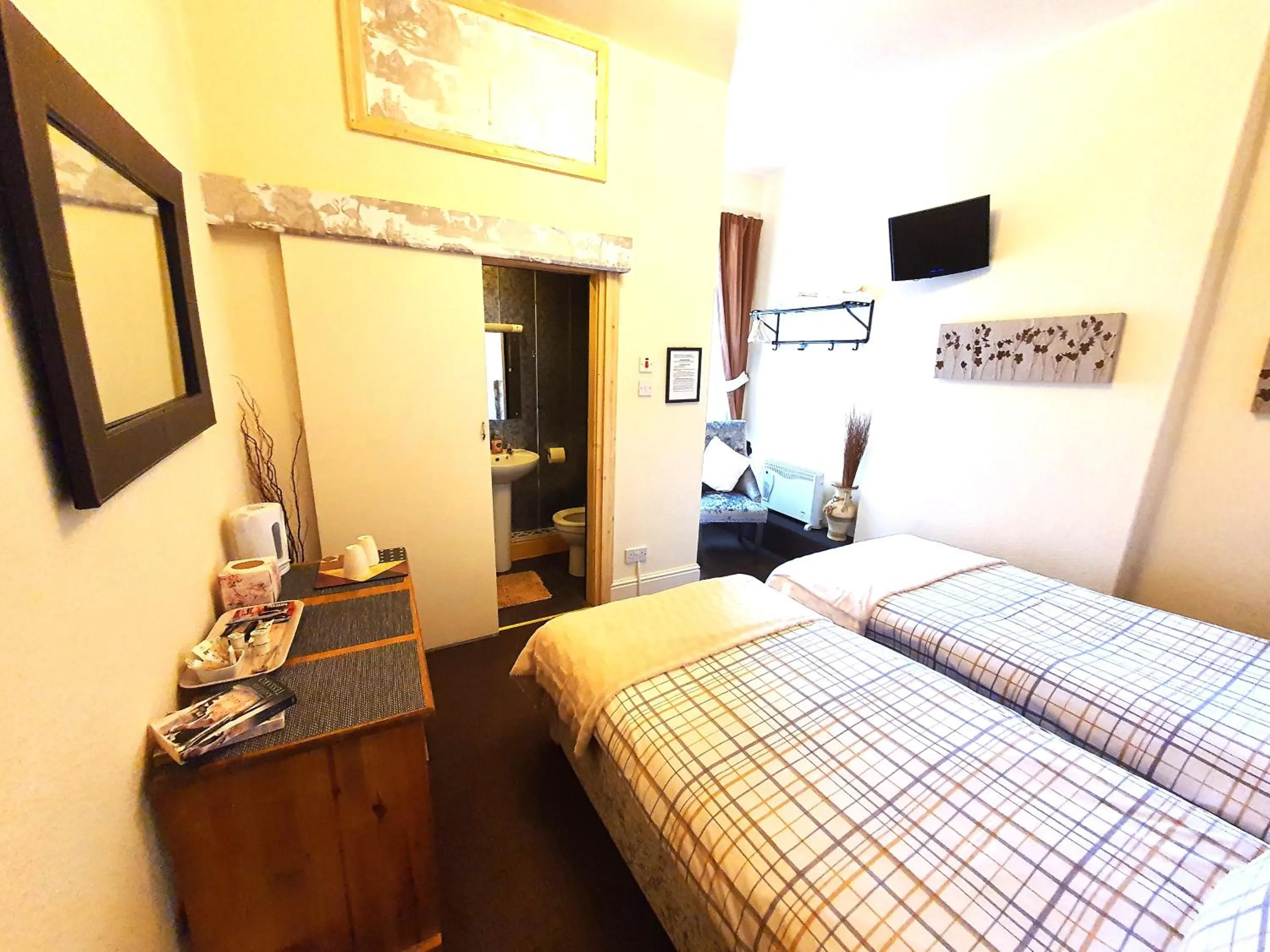 Bedroom, Bed in Windsor House Hotel