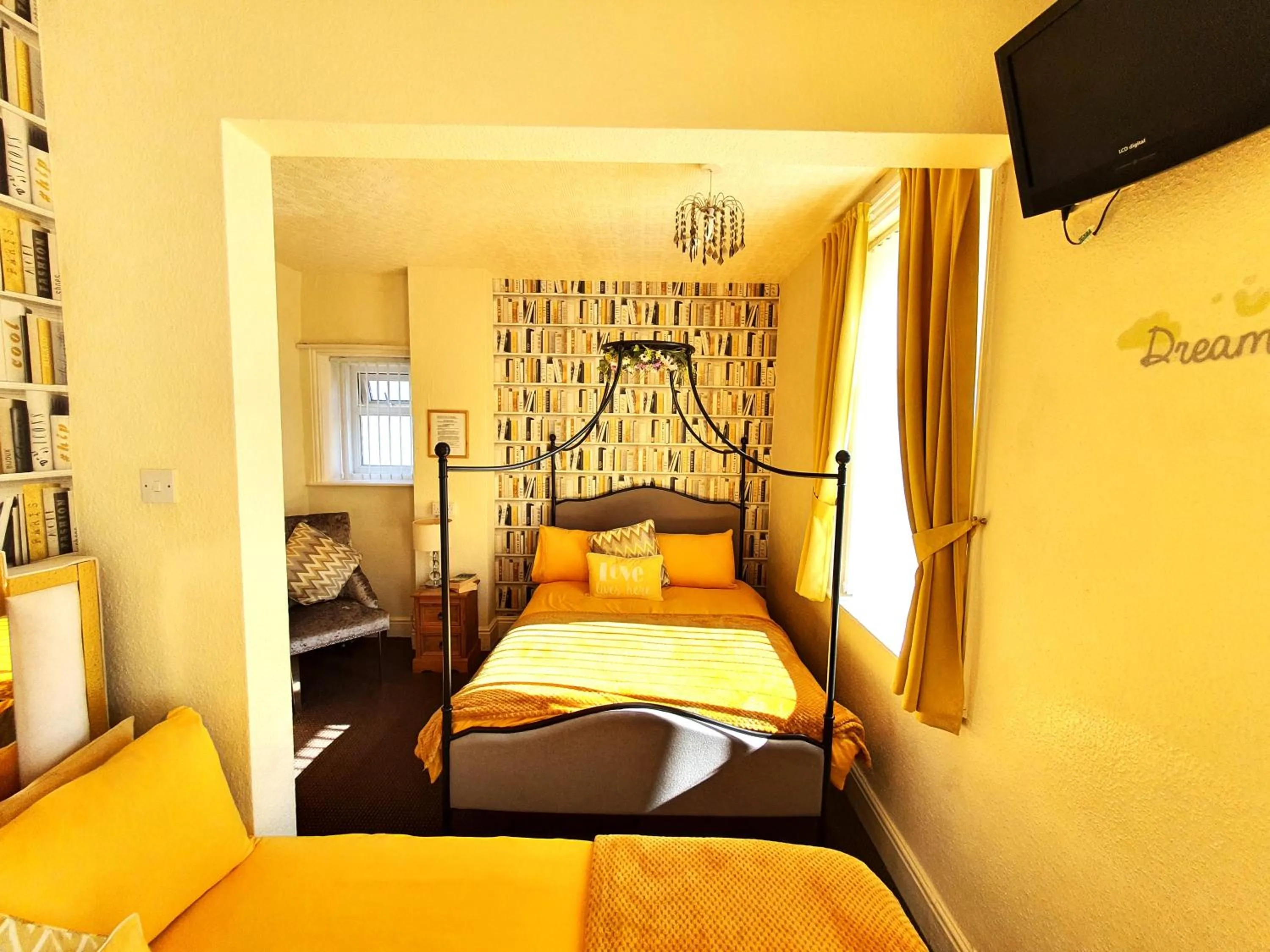 Bedroom, Bed in Windsor House Hotel