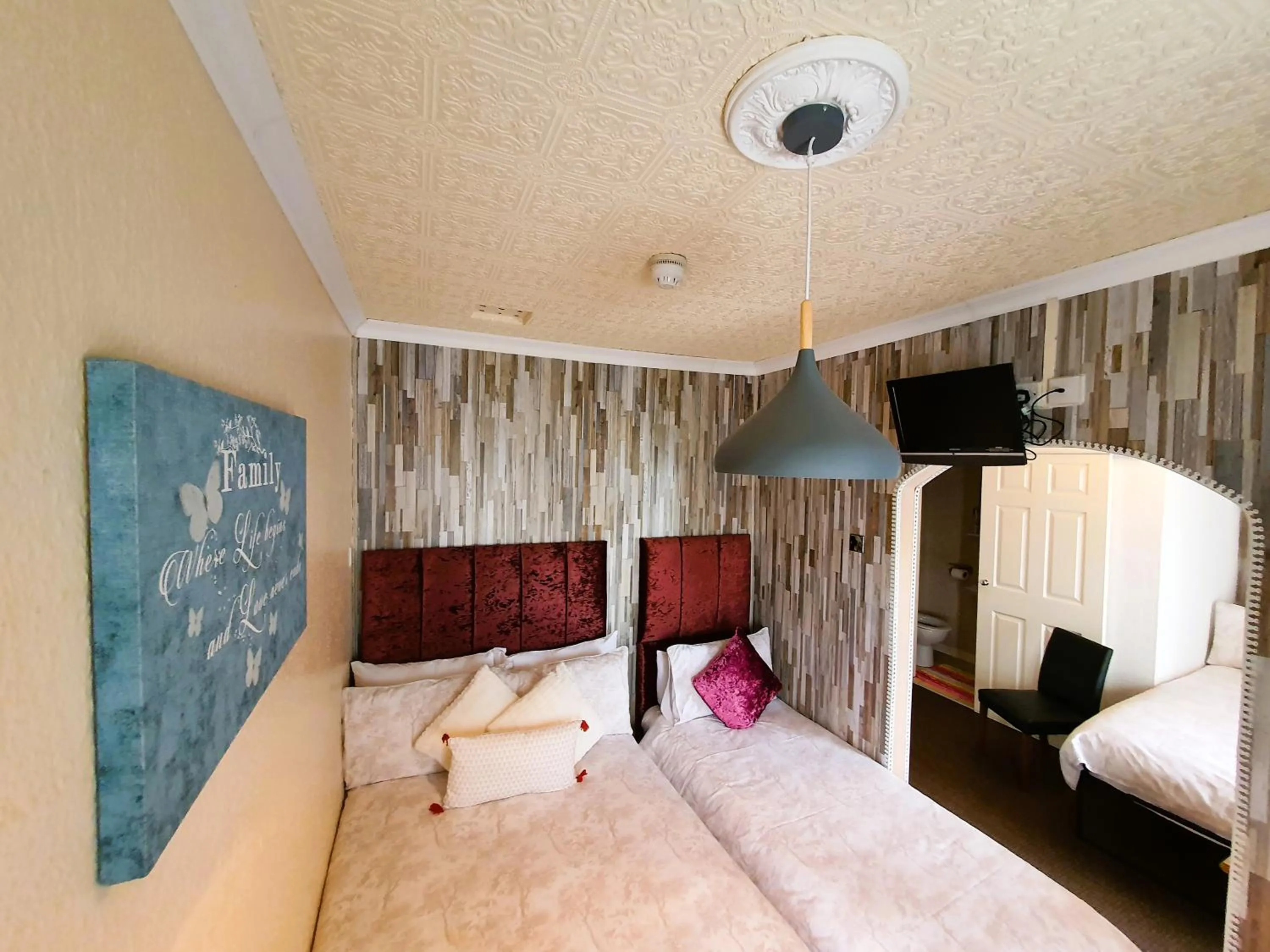 Bedroom, Bed in Windsor House Hotel