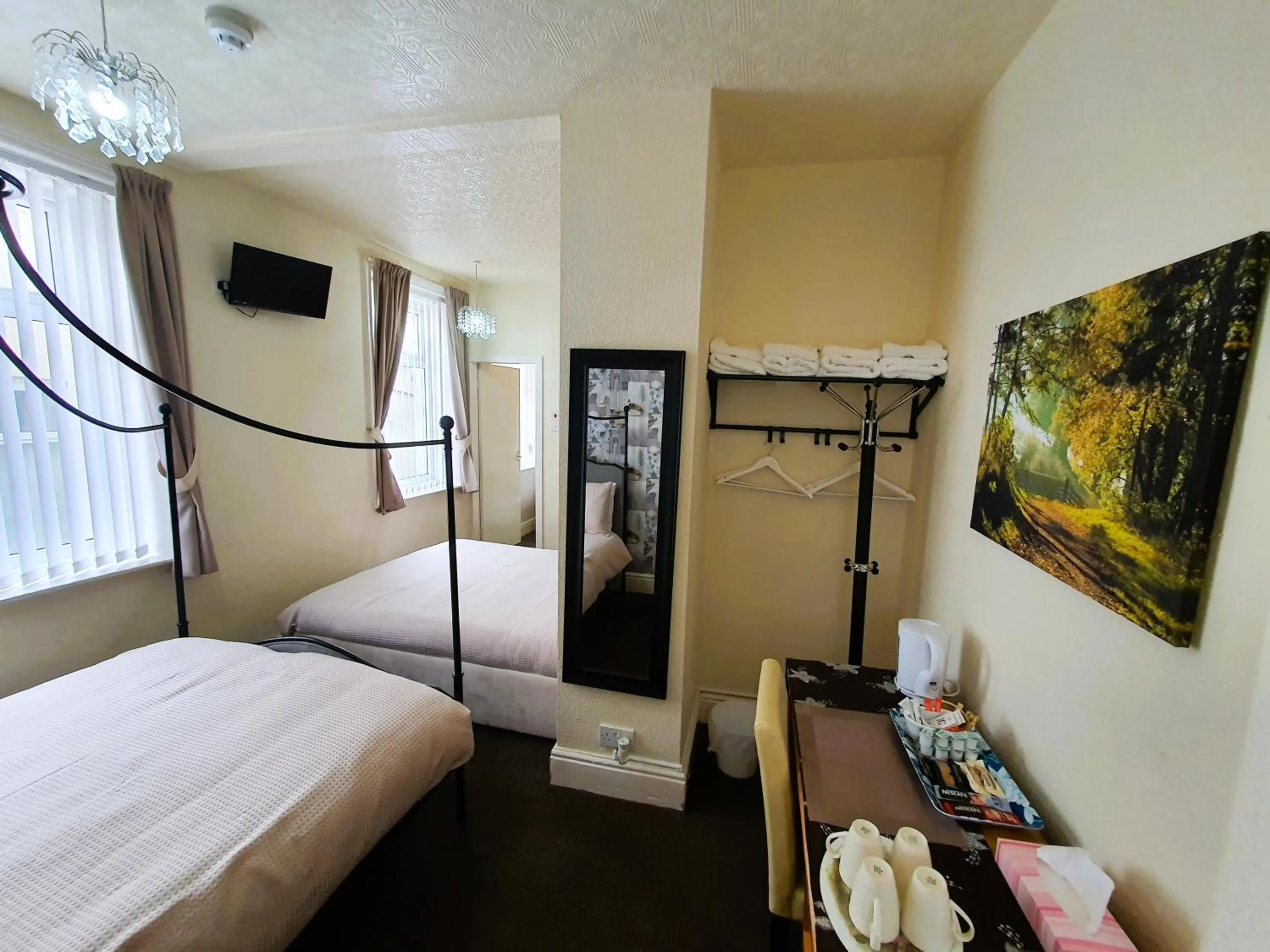 Bedroom, Bed in Windsor House Hotel