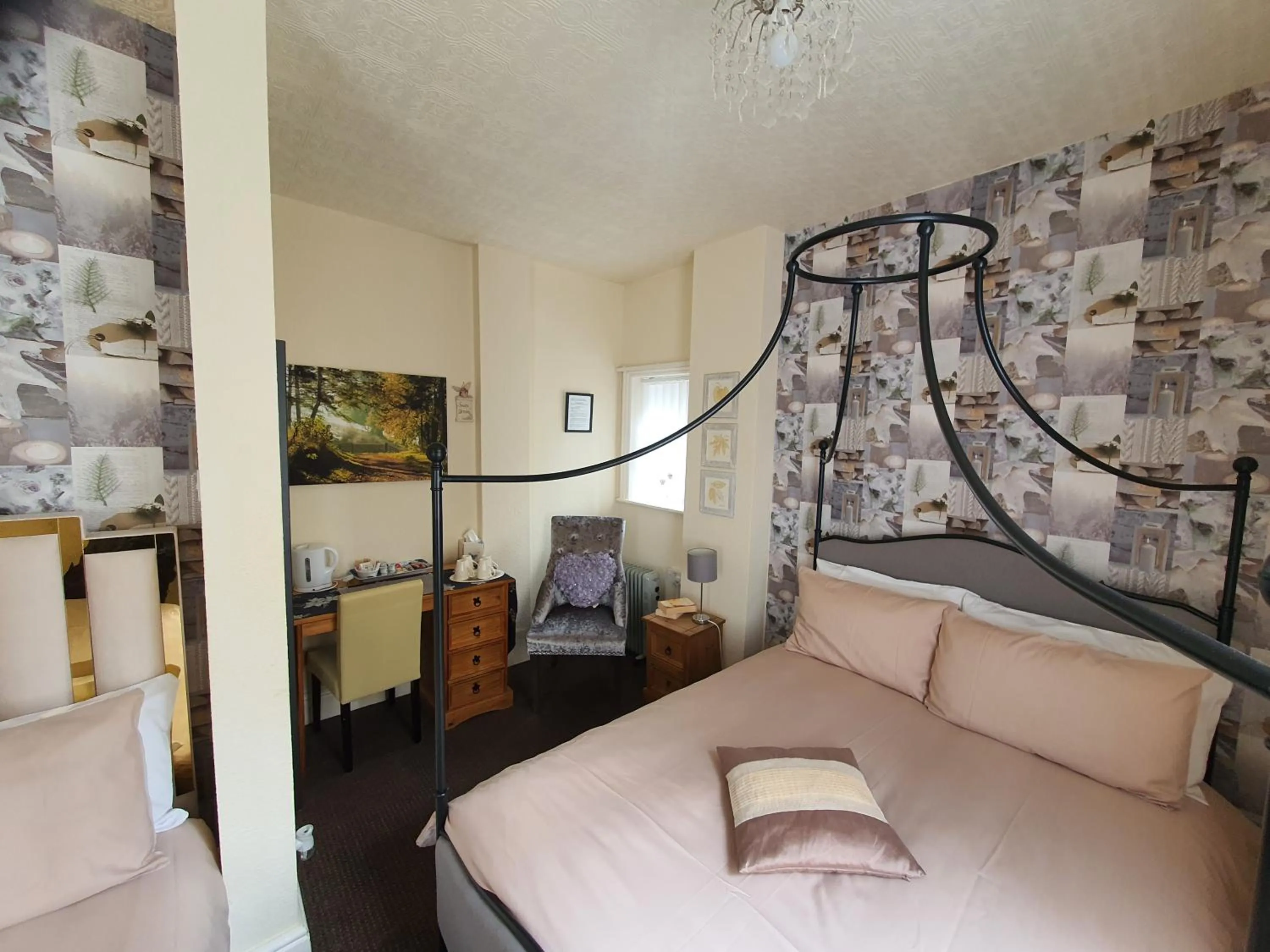 Bedroom, Bed in Windsor House Hotel