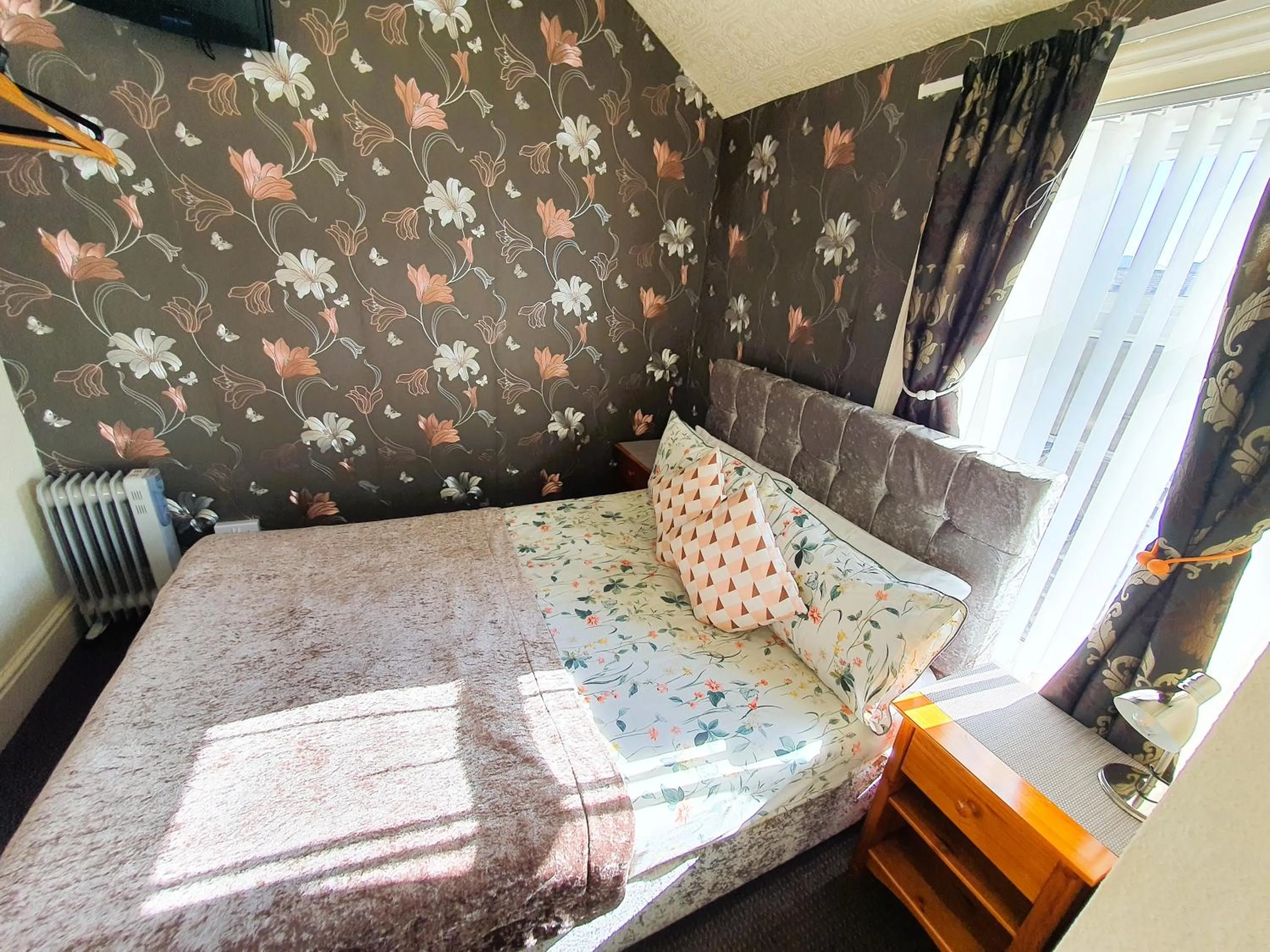 Bedroom, Bed in Windsor House Hotel